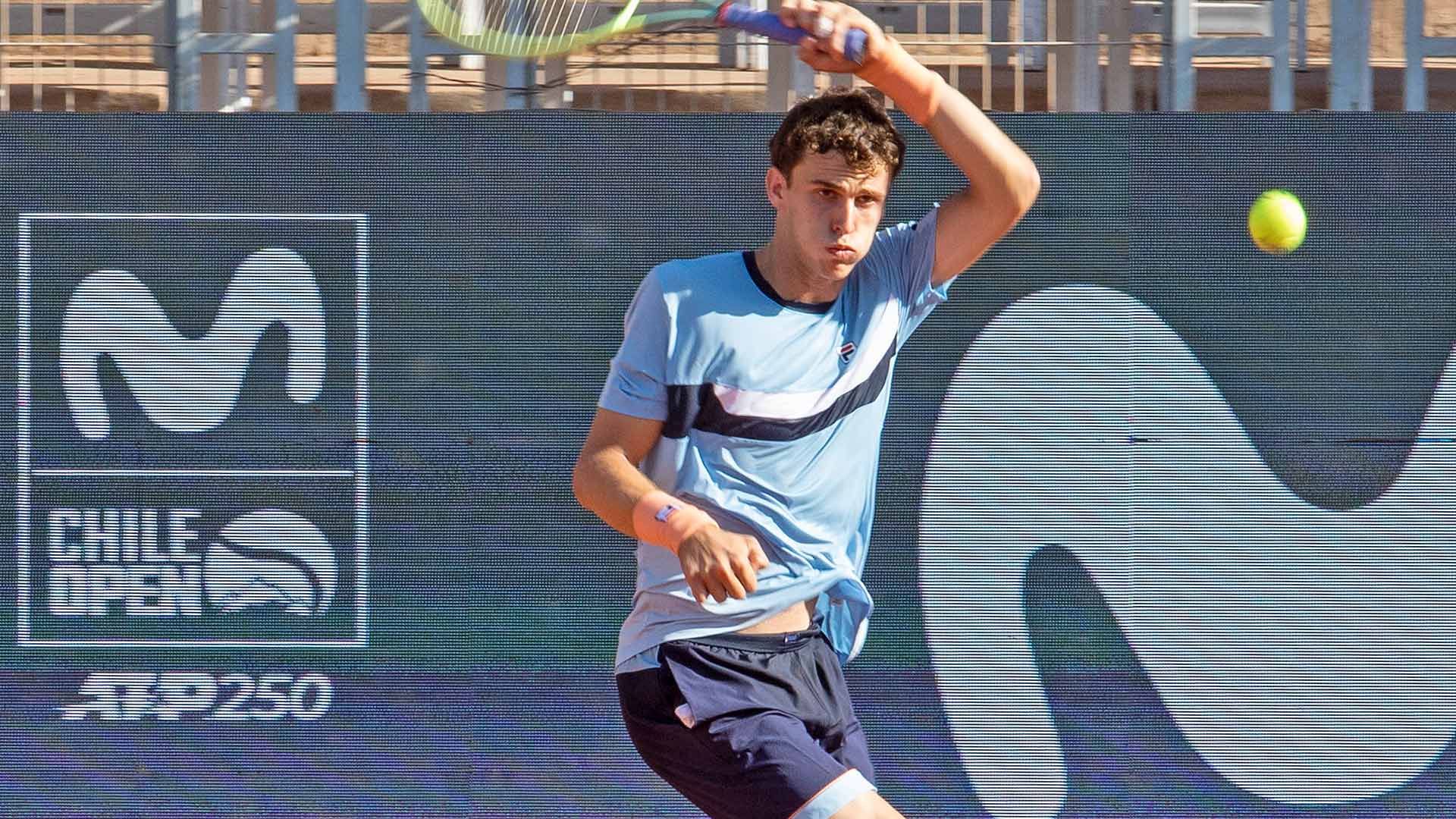 Juan Manuel Cerundolo defeats Pedro Cachin in three sets on Monday in Santiago.