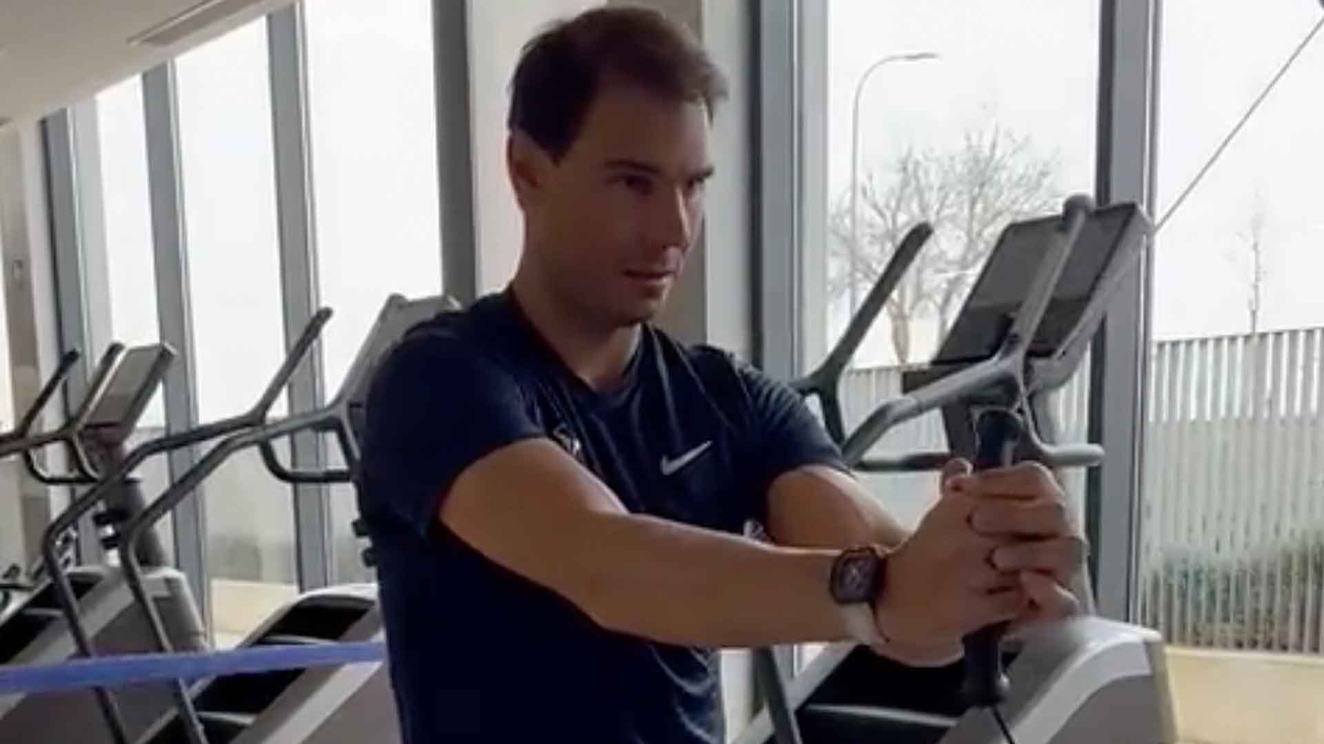 Rafael Nadal hace trabajos de recuperación en la Rafa Nadal Academy by Movistar.