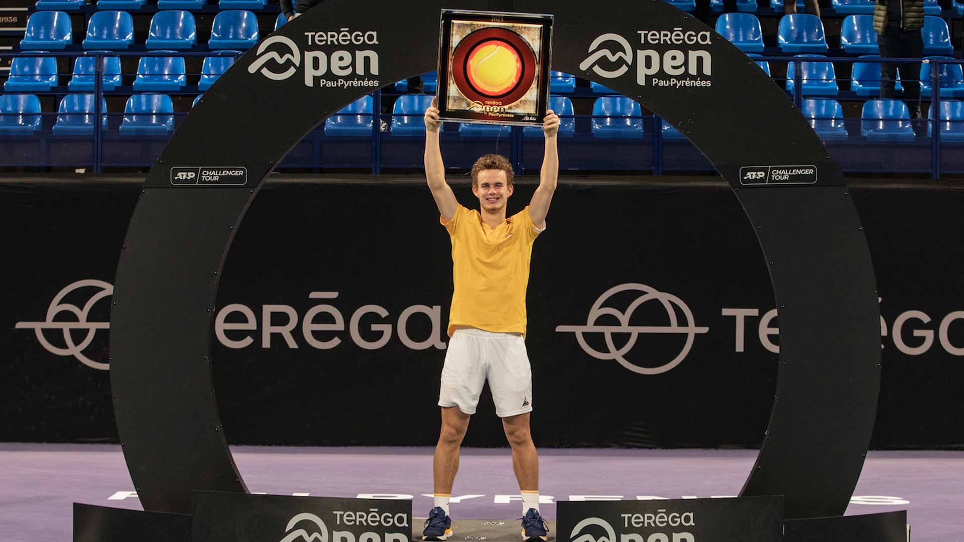 <a href='https://www.atptour.com/en/players/luca-van-assche/v0dz/overview'>Luca Van Assche</a> triumphs at the Challenger 125 in Pau.