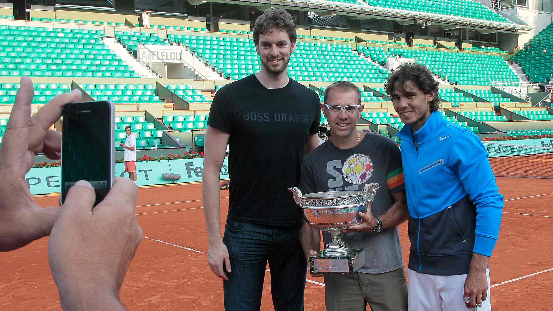 Pau Gasol, estrella de la NBA, junto a Rafael Nadal, después de ganar Roland Garros 2011.