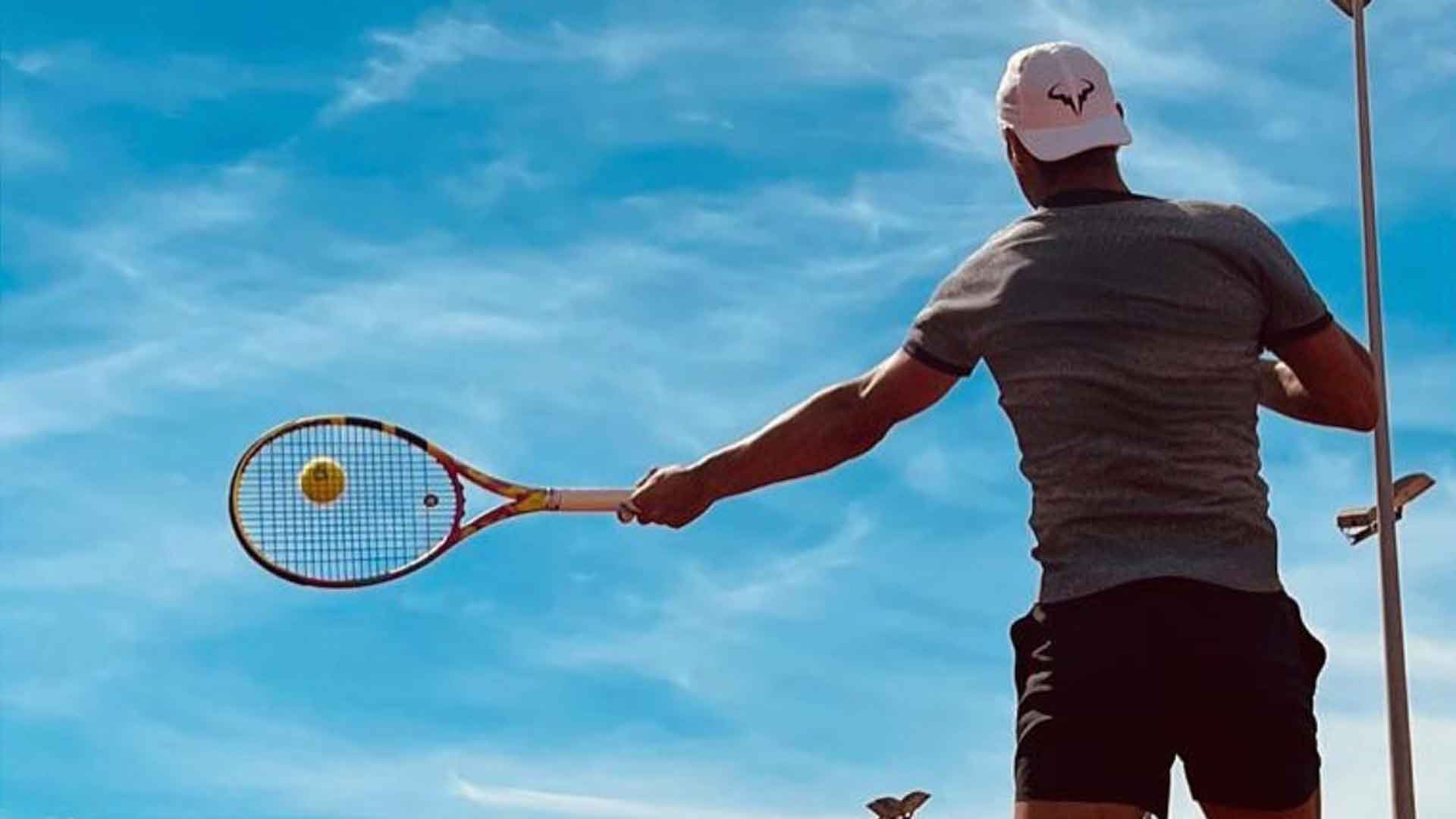 Rafael Nadal entrena en las pistas de tierra de la Rafa Nadal Academy by Movistar en Mallorca.