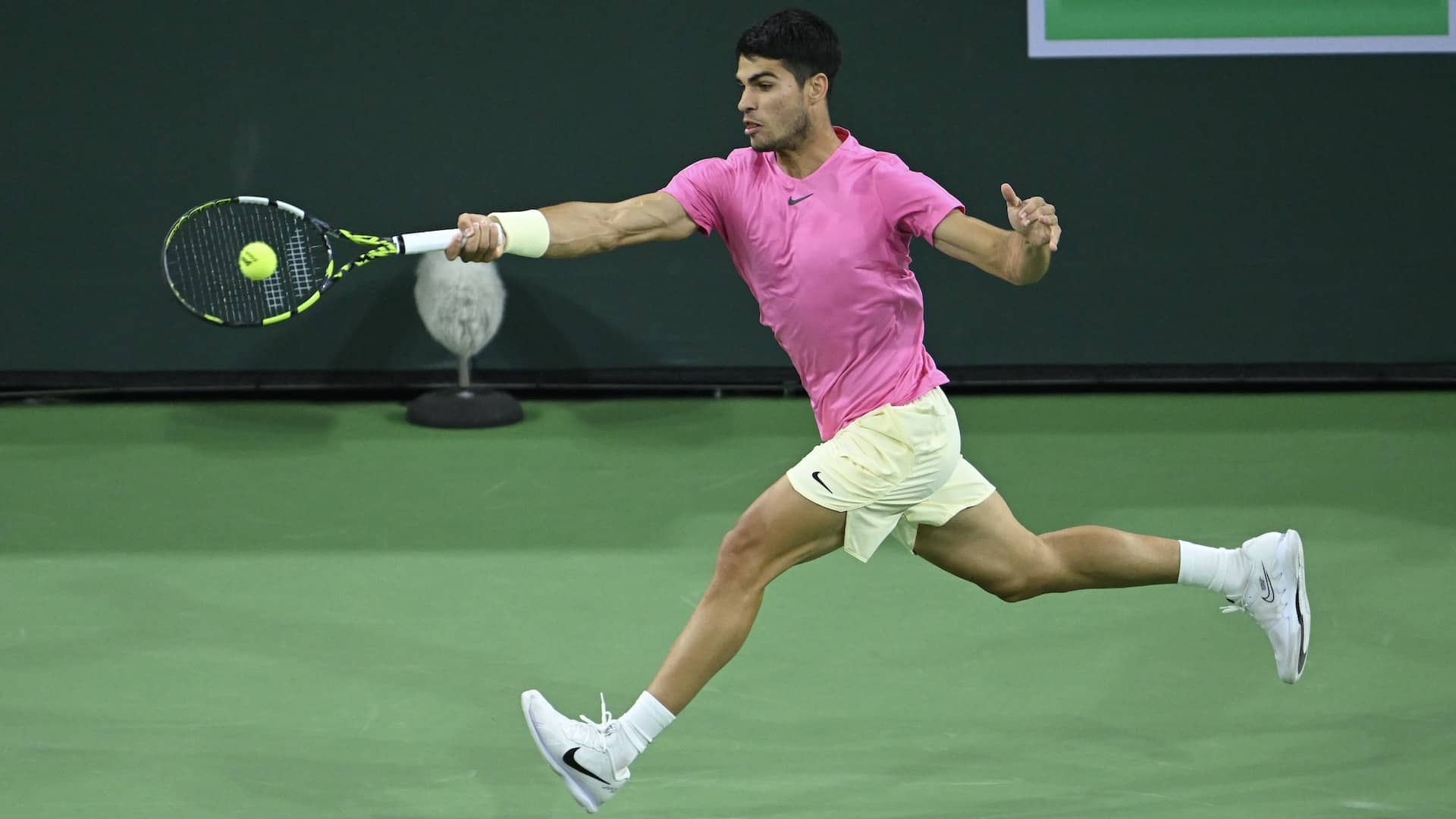 Carlos Alcaraz conecta una derecha en carrera en el BNP Paribas Open 2023.