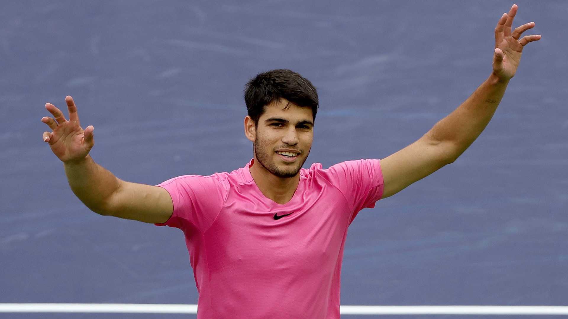 Carlos Alcaraz celebra su triunfo final en el BNP Paribas Open 2023 en Indian Wells.