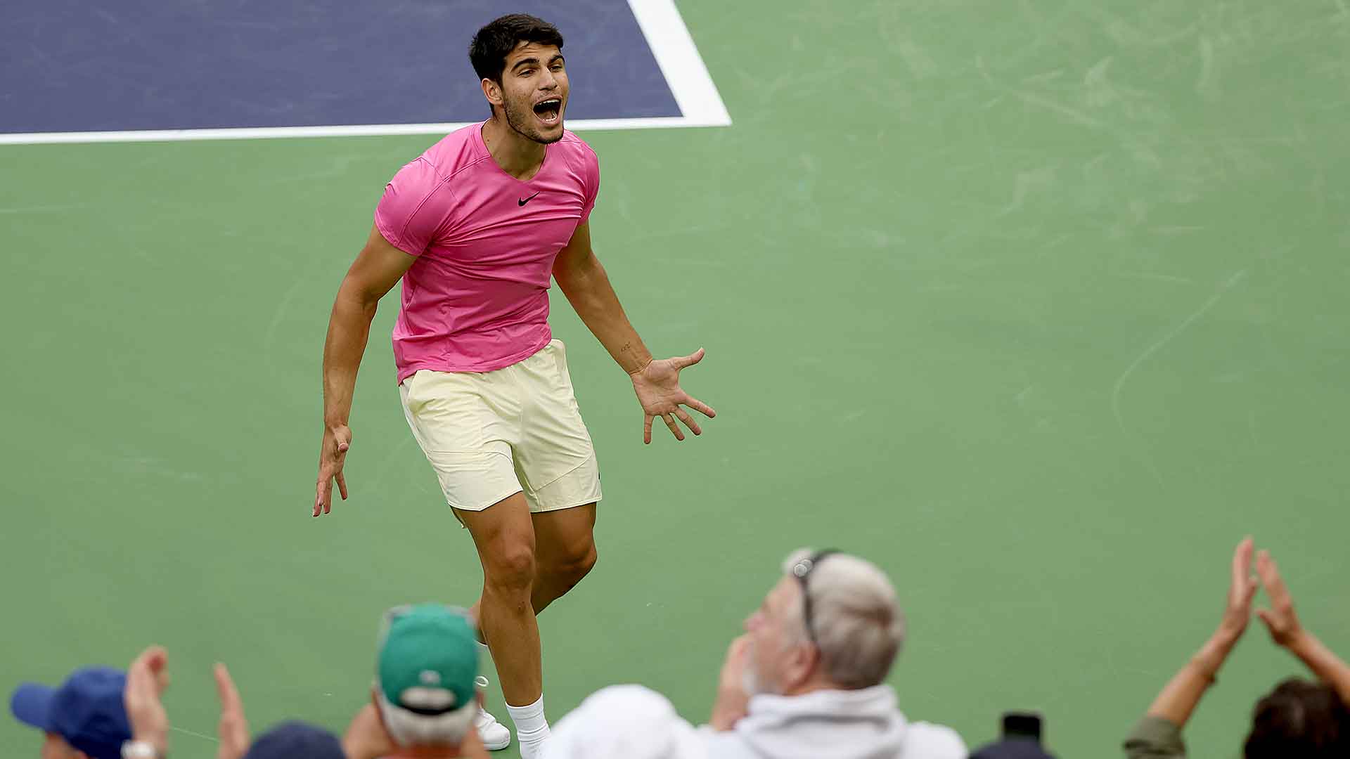 Carlos Alcaraz celebra su tercera corona ATP Masters 1000 en el BNP Paribas Open de Indian Wells.