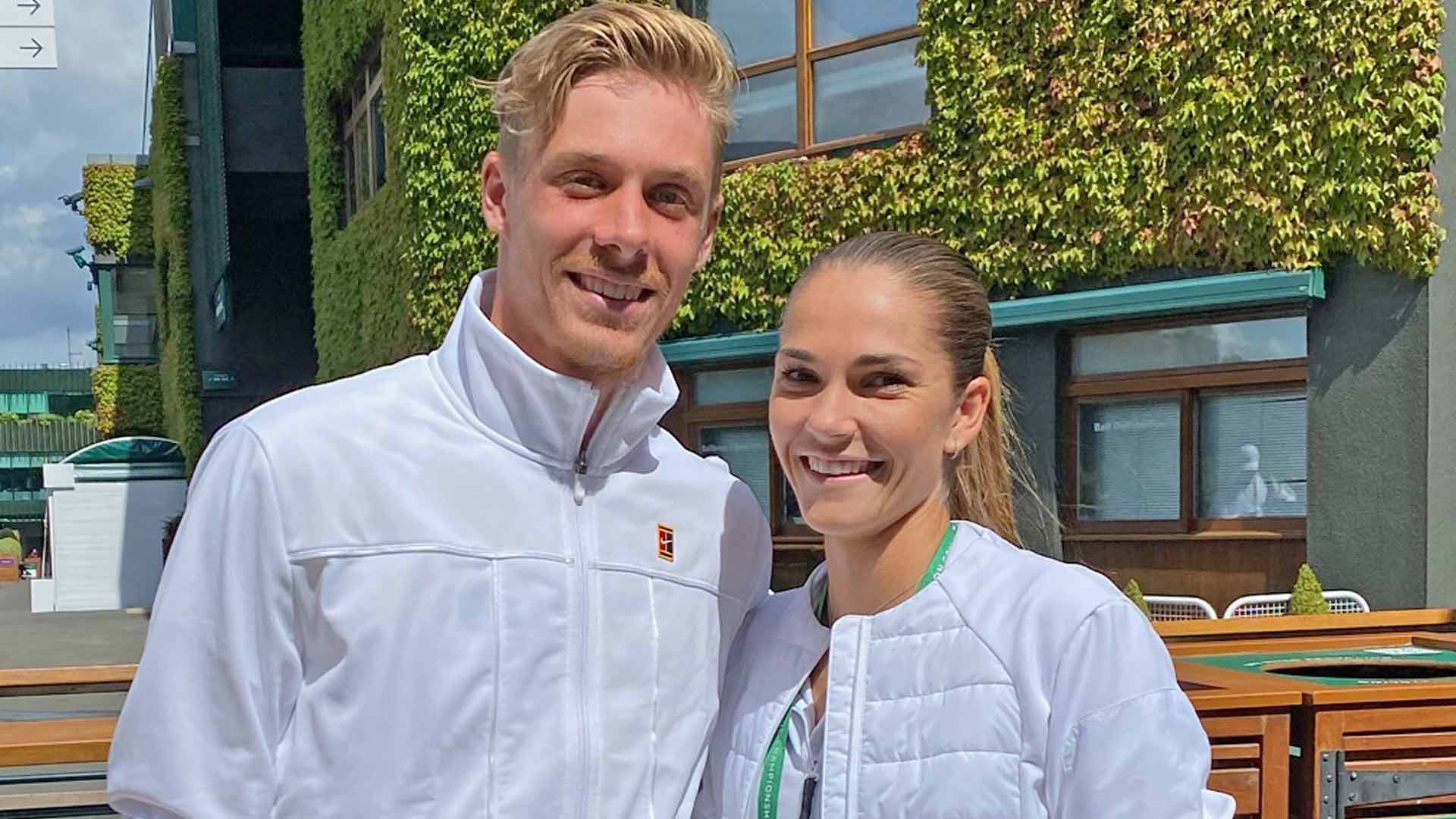 Denis Shapovalov y Mirjam Bjorklund posan para esta foto en Wimbledon.