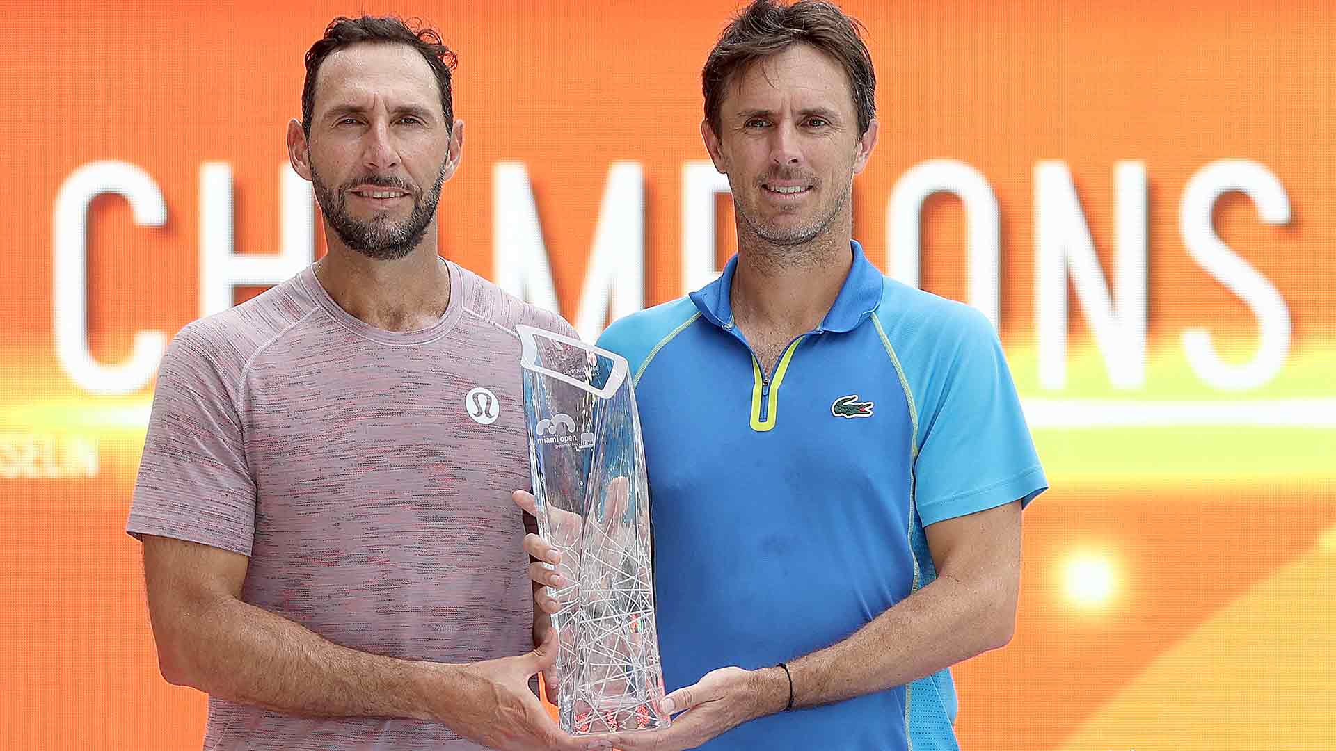 Santiago González y Edouard Roger-Vasselin posan con el trofeo de campeones en el Miami Open presented by Itaú.