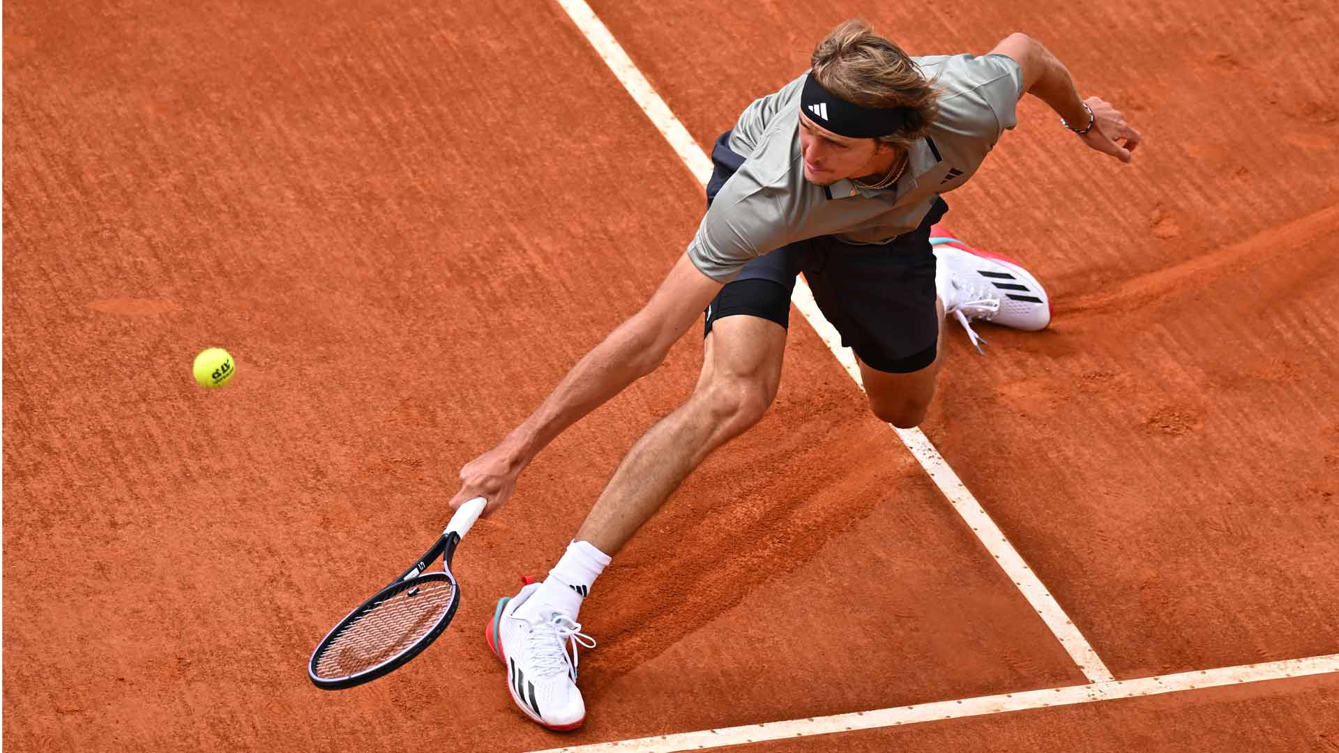 Alexander Zverev trails Daniil Medvedev 6-7 in their ATP Head2Head series.