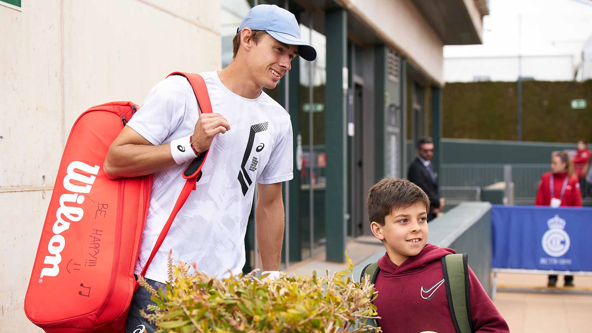 Alex de MInaur poses with a young fan at the 2023 Barcelona Open Banc Sabadell.