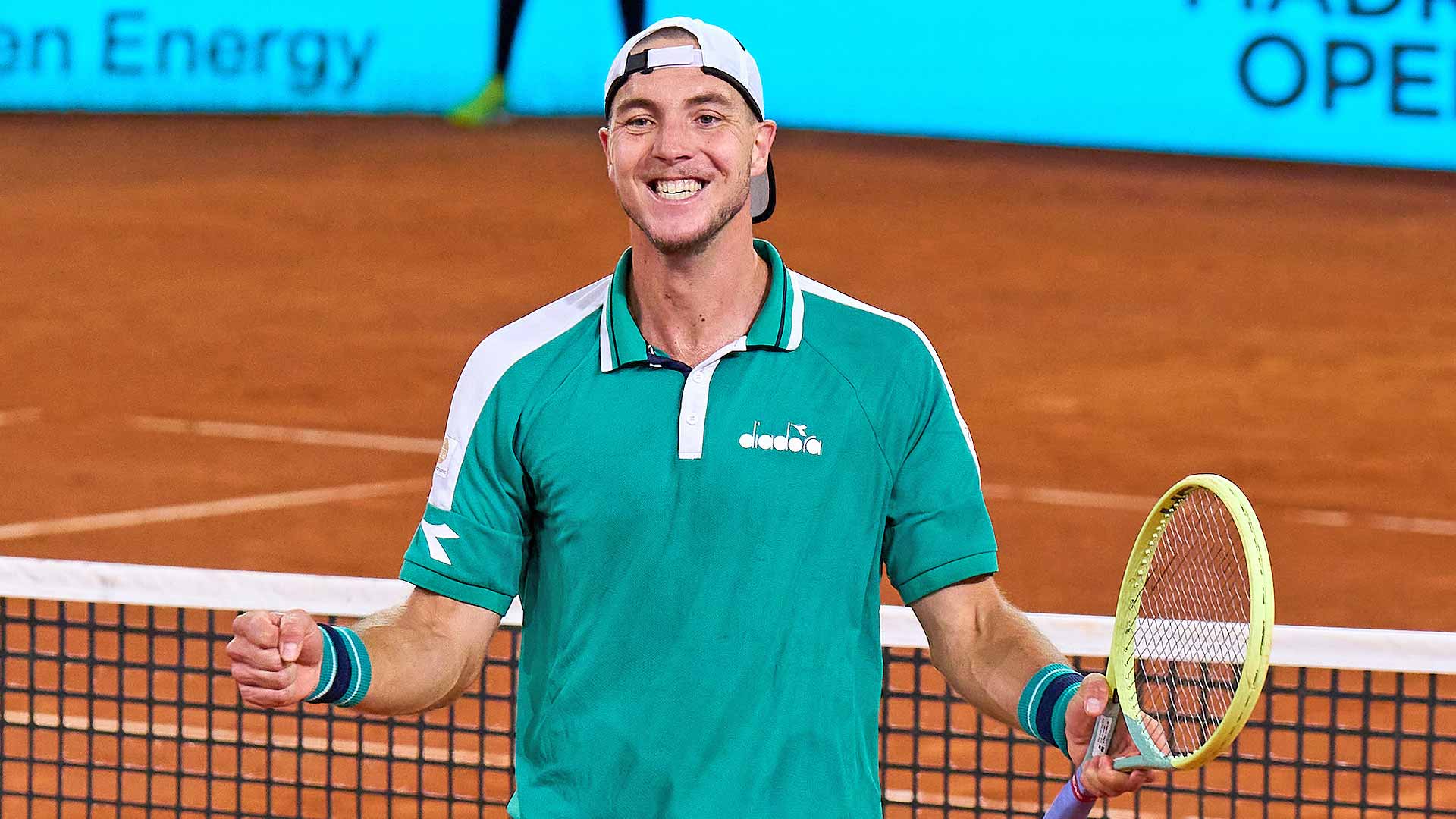 Jan-Lennard Struff celebrates his three-set win against Stefanos Tsitsipas on Thursday evening in the Madrid quarter-finals.