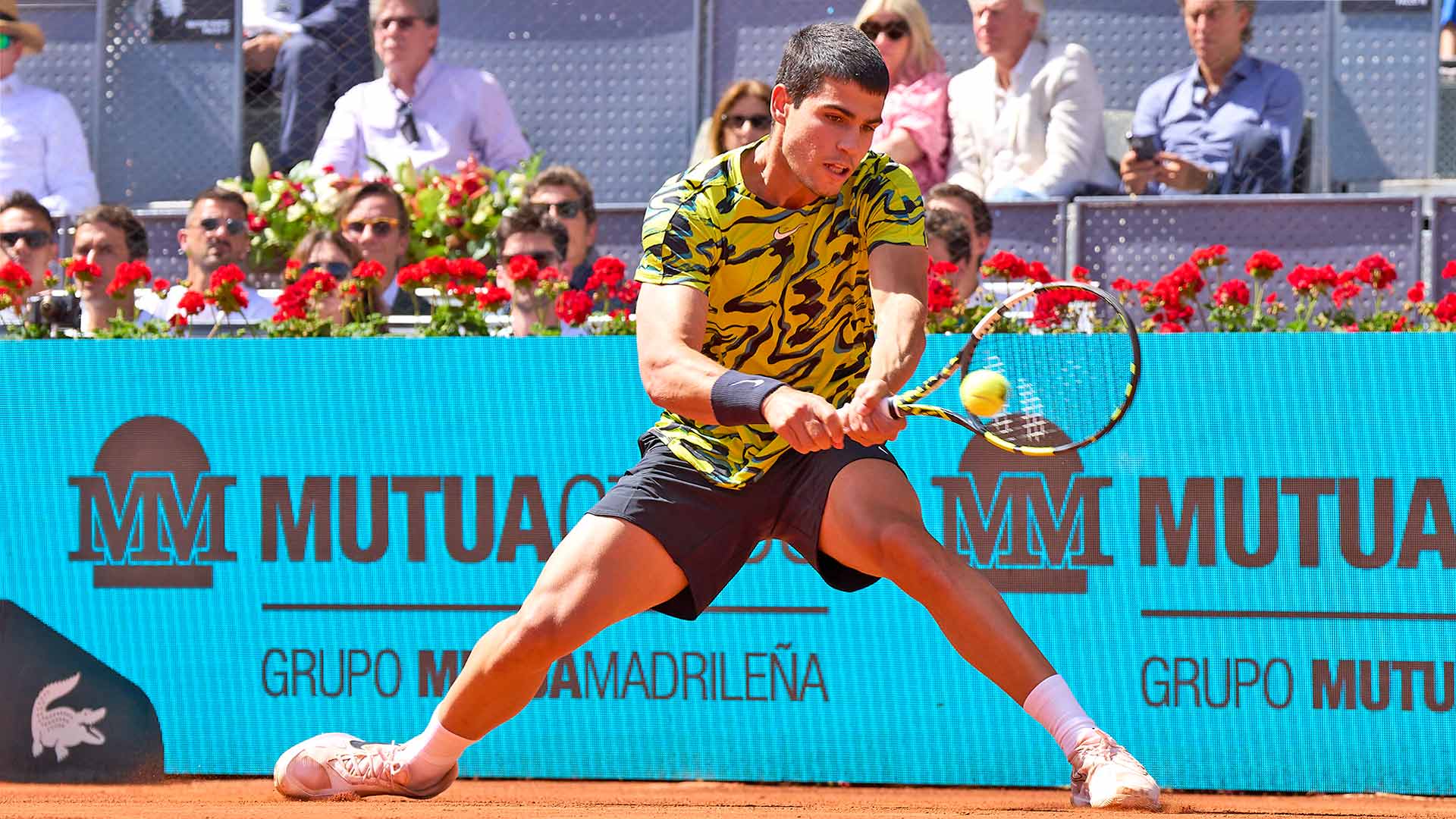 Carlos Alcaraz superó a Borna Coric el viernes en Madrid.