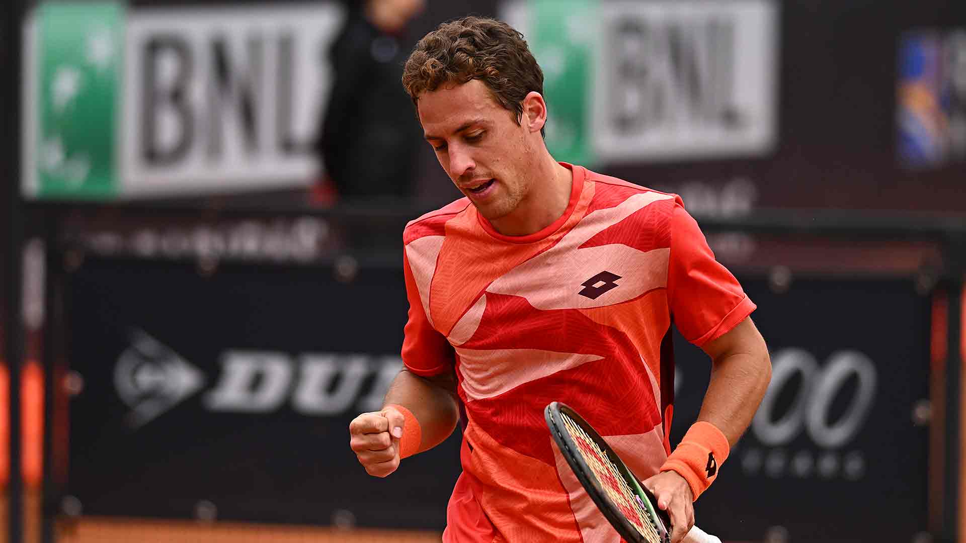 Roberto Carballés Baena necesitó una hora y media para ganar el primer set ante Daniel Evans.