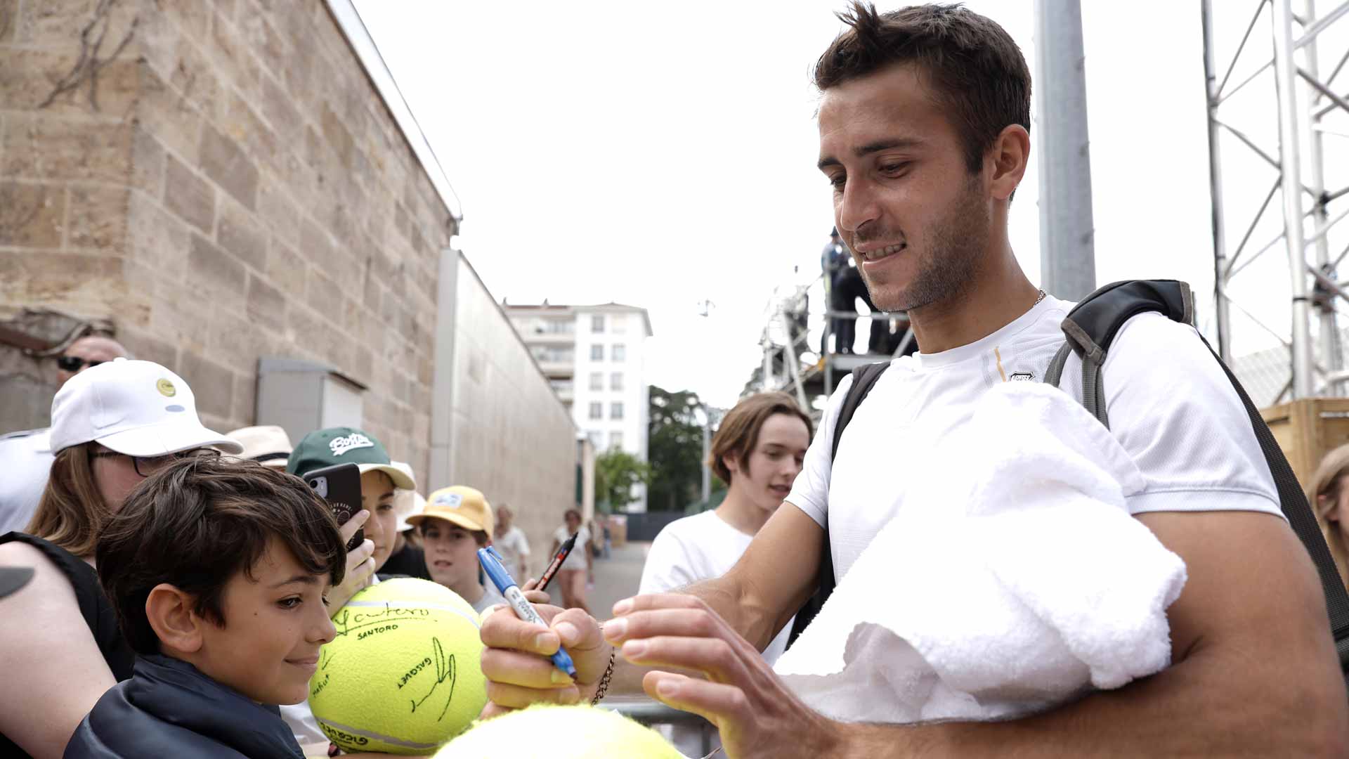 <a href='https://www.atptour.com/en/players/tomas-martin-etcheverry/ea24/overview'>Tomas Martin Etcheverry</a> signs autographs following a semi-final win in Bordeaux.