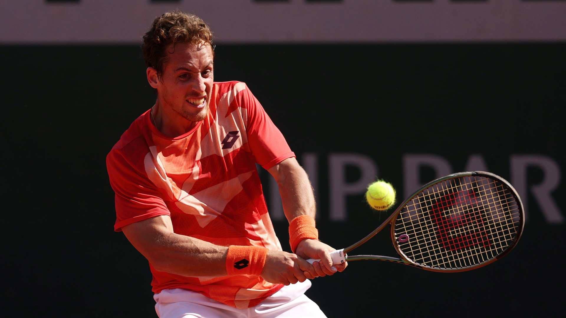 Roberto Carballés compite ante Emilio Nava en la primera ronda de Roland Garros 2023.