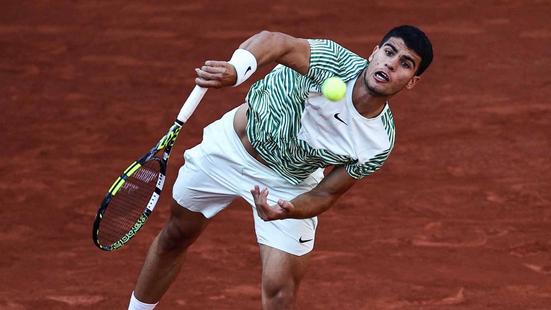 Carlos Alcaraz conecta un servicio ante Flavio Cobolli en la primera ronda de Roland Garros 2023.