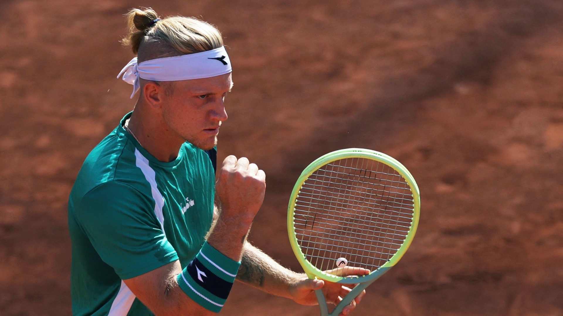 Alejandro Davidovich Fokina celebra un punto ante Arthur Fils en la primera ronda de Roland Garros 2023.
