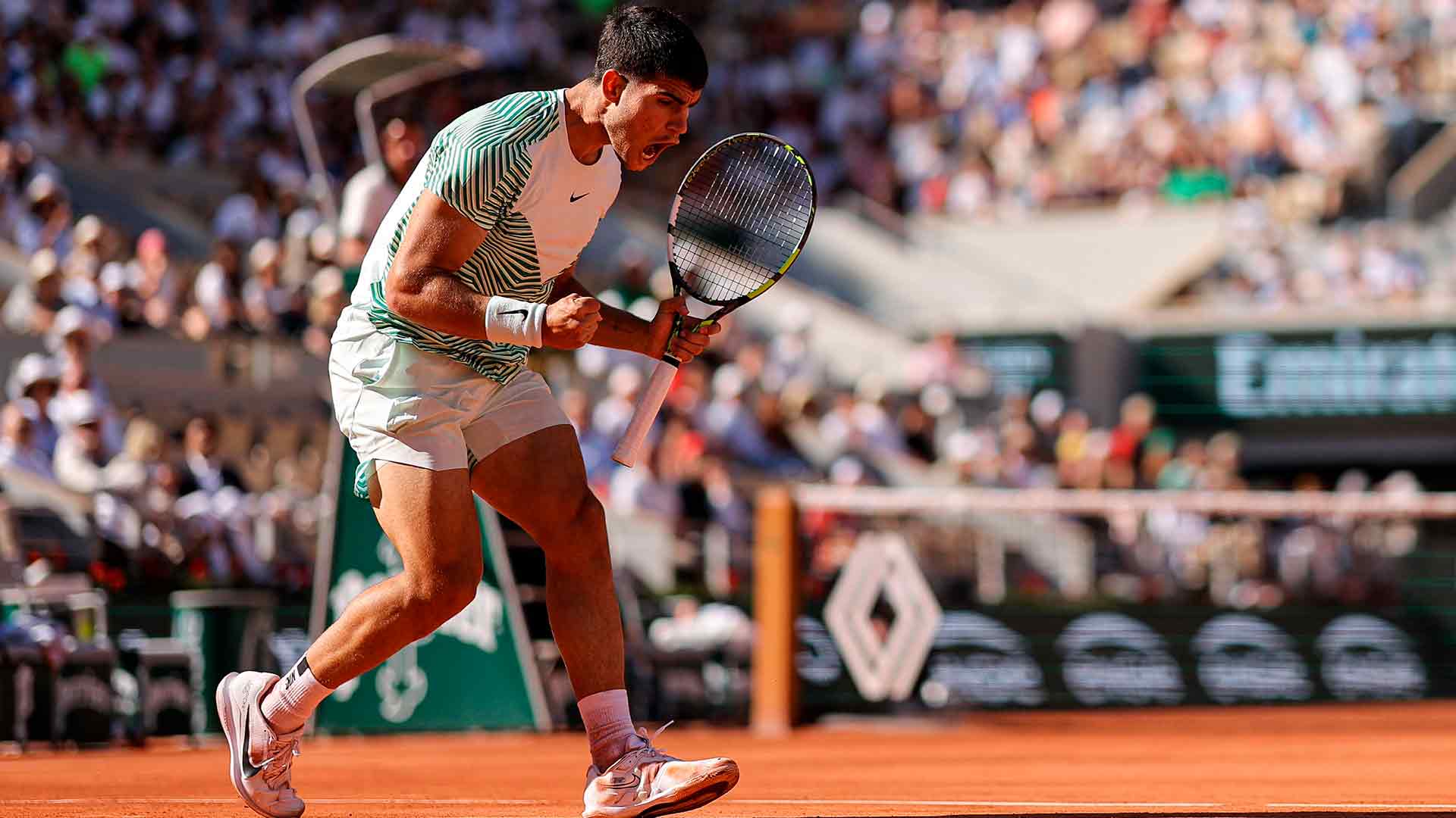 Carlos Alcaraz celebra un punto durante el partido ante Taro Daniel.