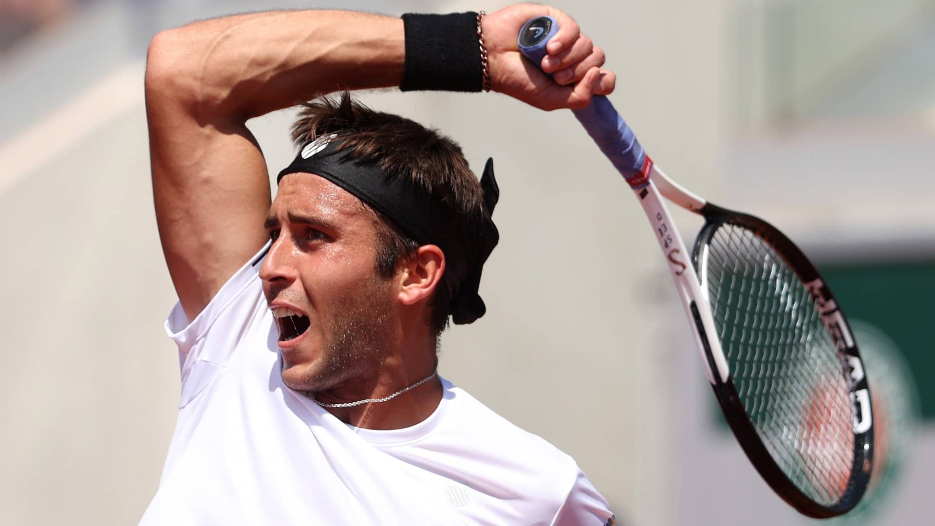 Tomás Etcheverry vive el torneo de su vida y ya está en la segunda semana en Roland Garros.