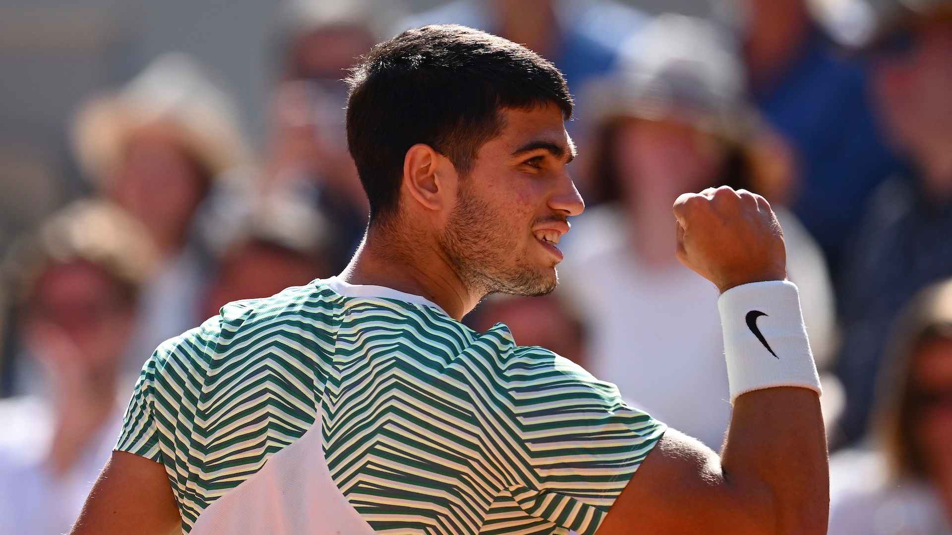 Carlos Alcaraz celebra un punto ante Lorenzo Musetti en la cuarta ronda de Roland Garros 2023.