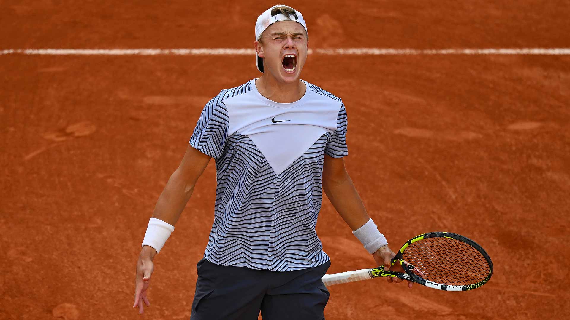 Holger Rune celebrates his five-set victory over Francisco Cerundolo on Monday in Paris.