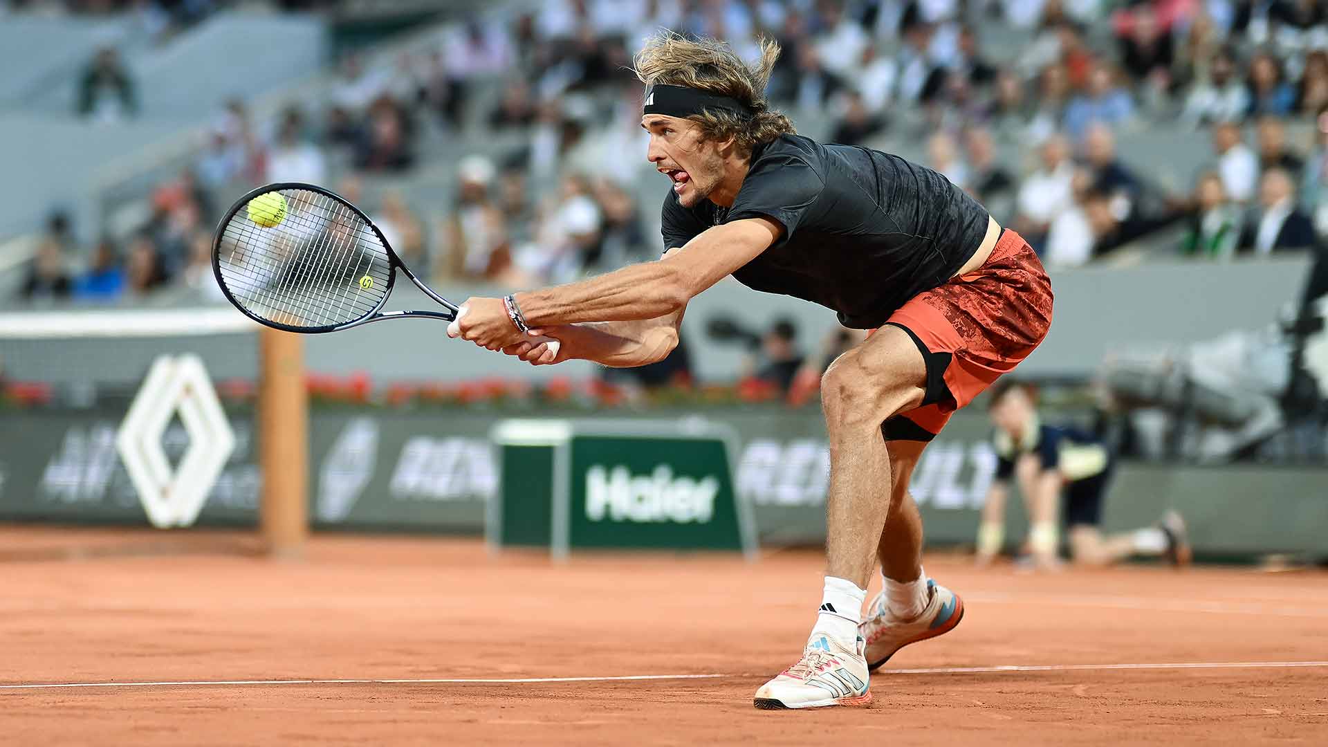 Alexander Zverev dismissed Grigor Dimitrov in straight sets to reach the Roland Garros quarter-finals.