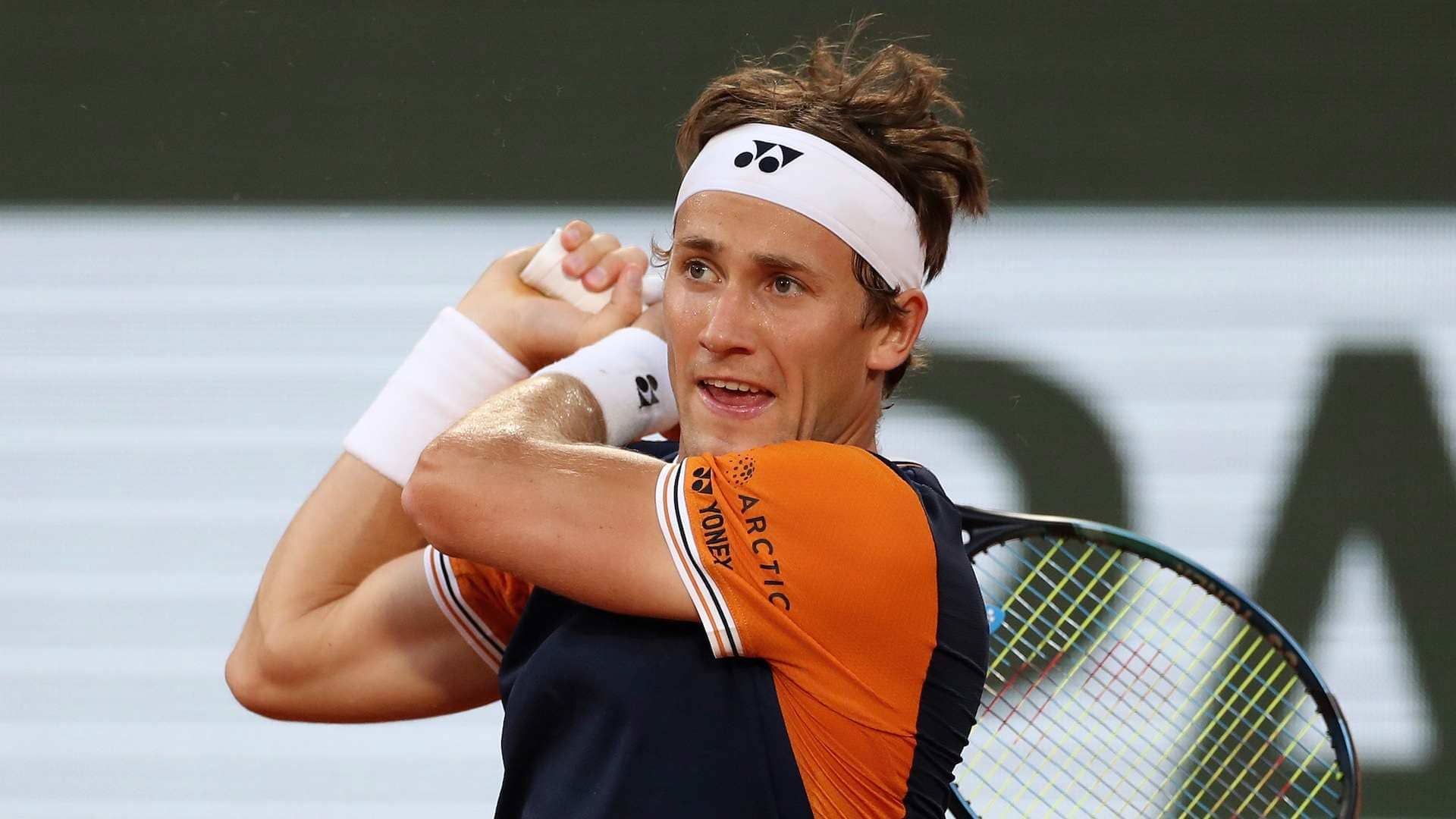 Casper Ruud conecta un revés ante Holger Rune en los cuartos de final de Roland Garros 2023.