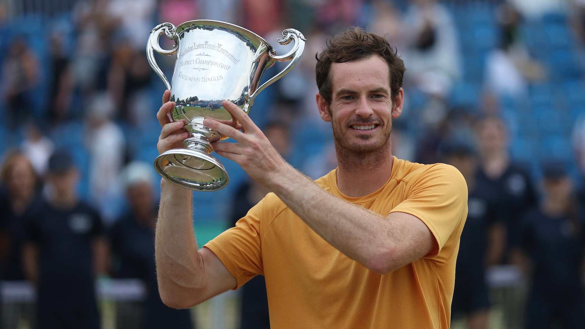Andy Murray sostiene el trofeo de campeón del Lexus Surbiton Trophy 2023.