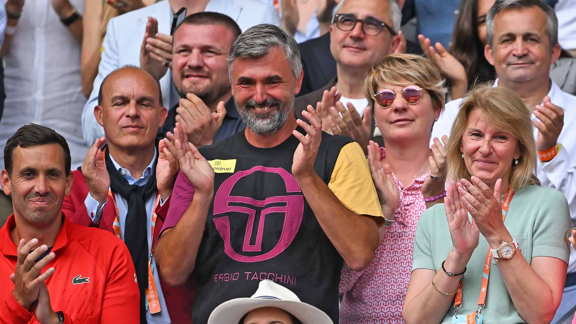 Goran Ivanisevic y el resto del equipo de Novak Djokovic celebran el triunfo del serbio en Roland Garros el domingo.