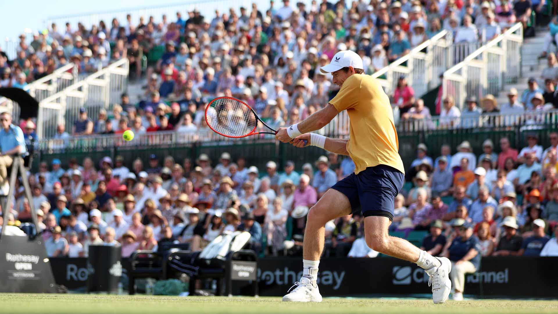 Fans fill the stadium to watch <a href='https://www.atptour.com/en/players/andy-murray/mc10/overview'>Andy Murray</a> at the Rothesay Open.