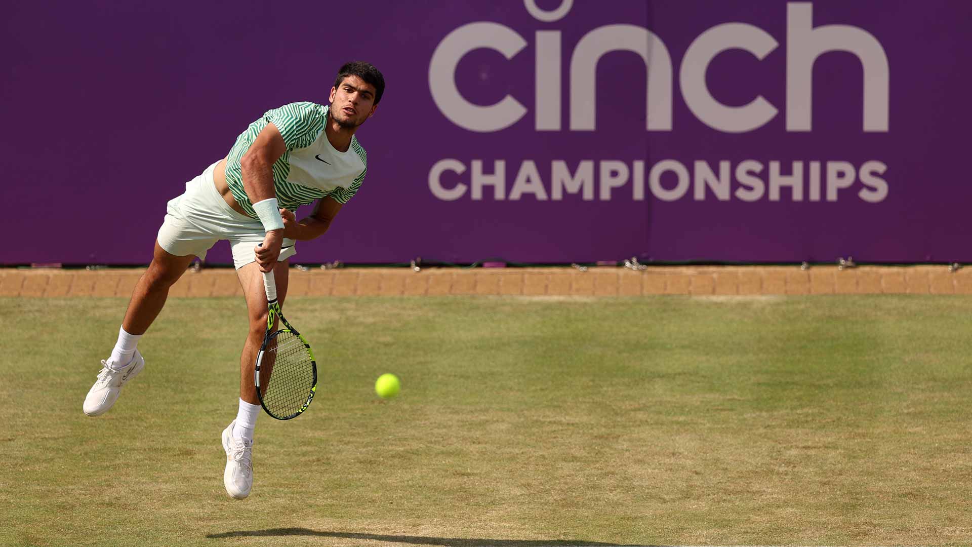 Carlos Alcaraz ganó a Jiri Lehecka en dos sets el jueves en Londres.