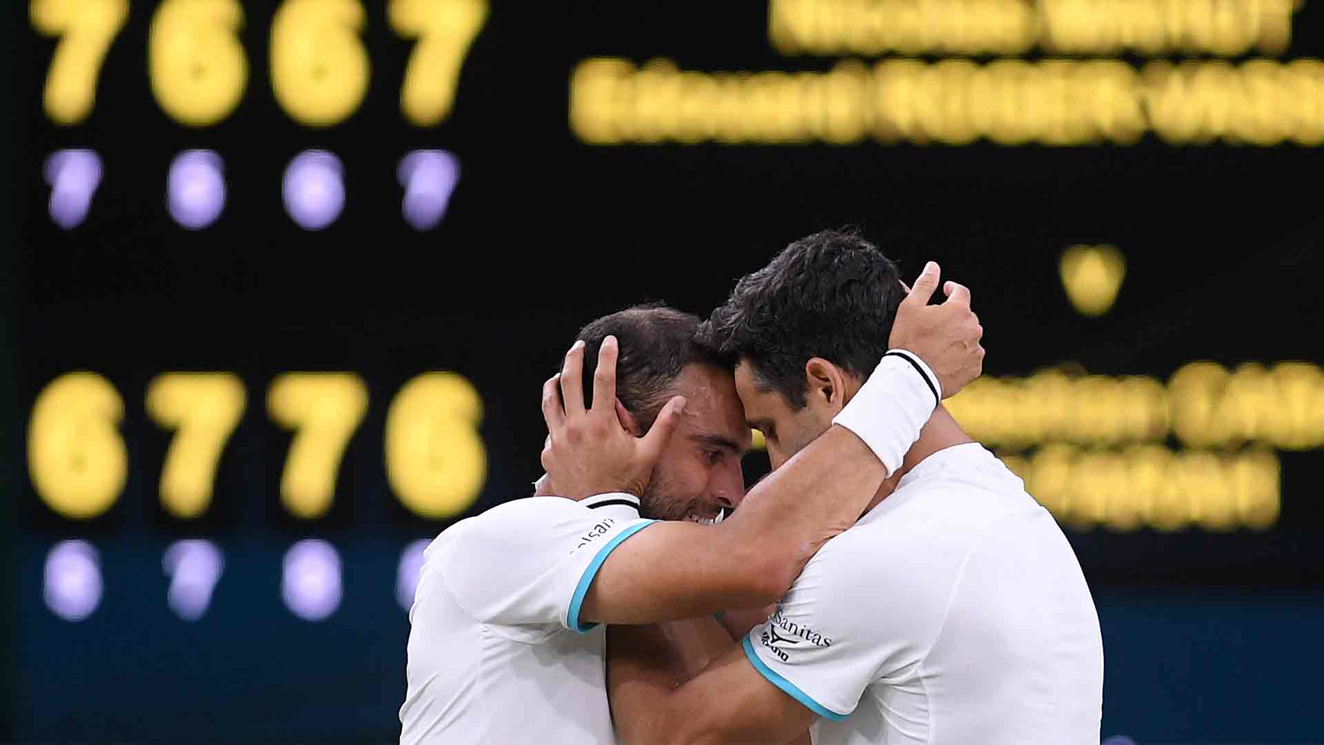 Juan Sebastián Cabal y Robert Farah celebran el título conquistado en Wimbledon 2019.