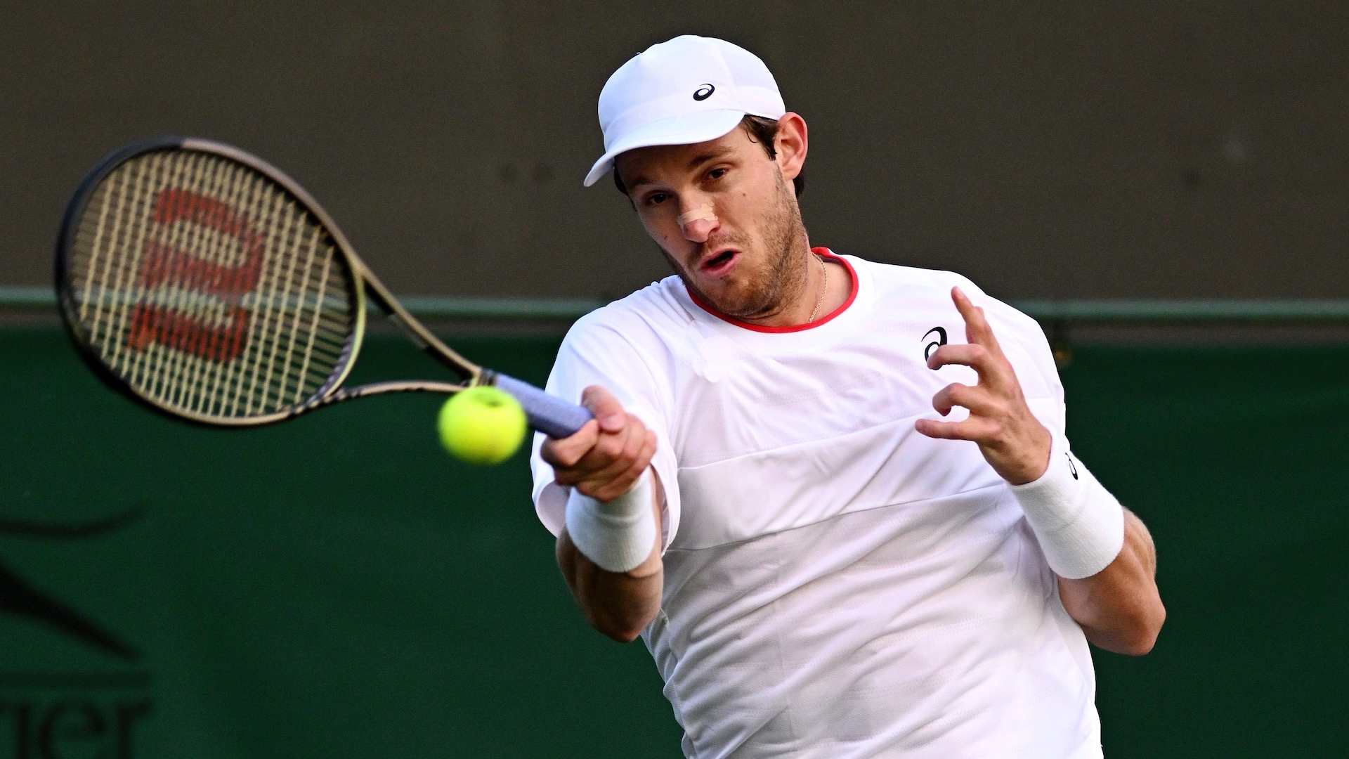 Nicolás Jarry compite ante Marco Cecchinato en la primera ronda de Wimbledon.