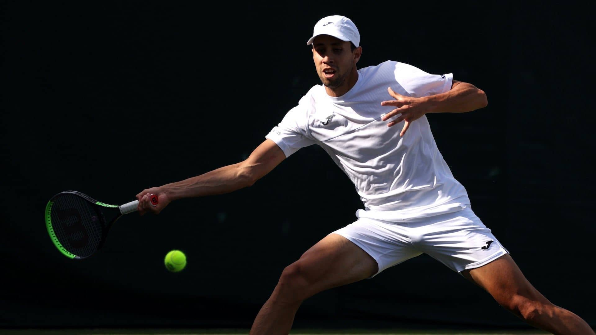Daniel Elahi Galán compite ante Oscar Otte en la segunda ronda de Wimbledon.
