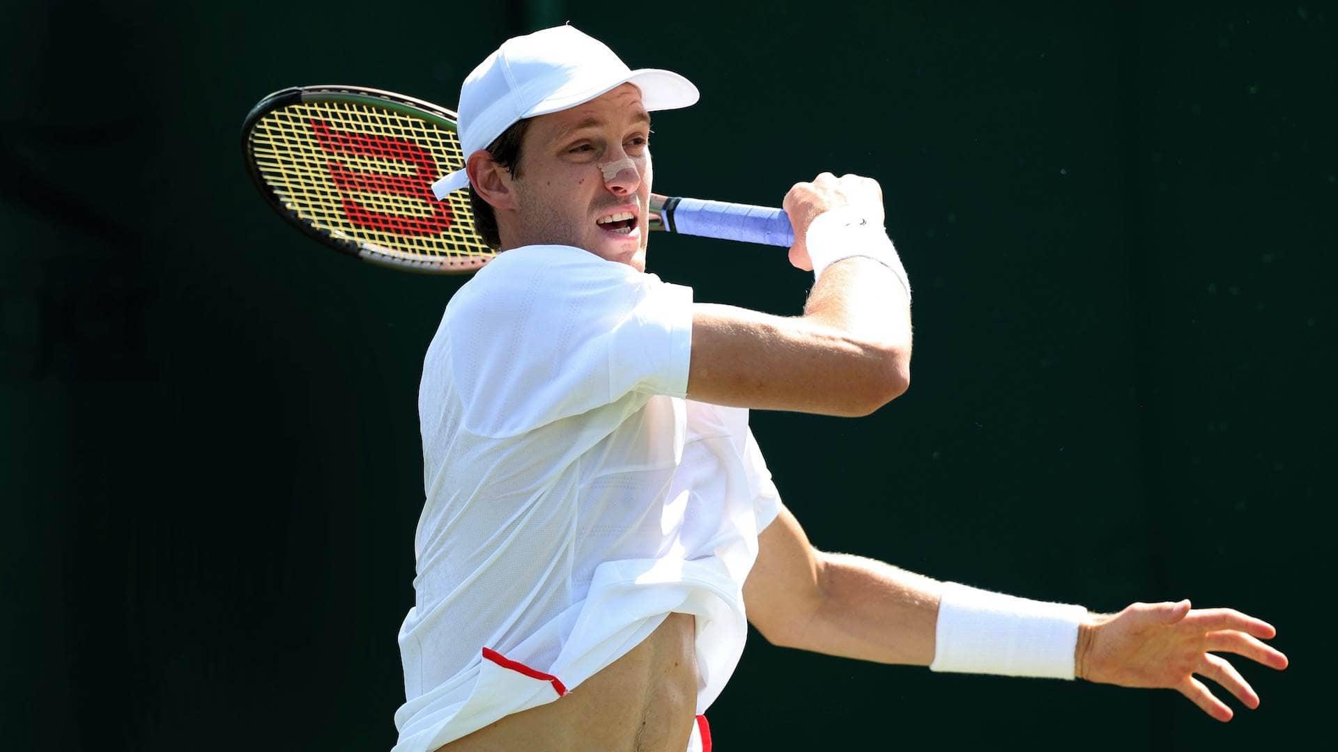 Nicolás Jarry compite ante Jason Kubler en la segunda ronda de Wimbledon.