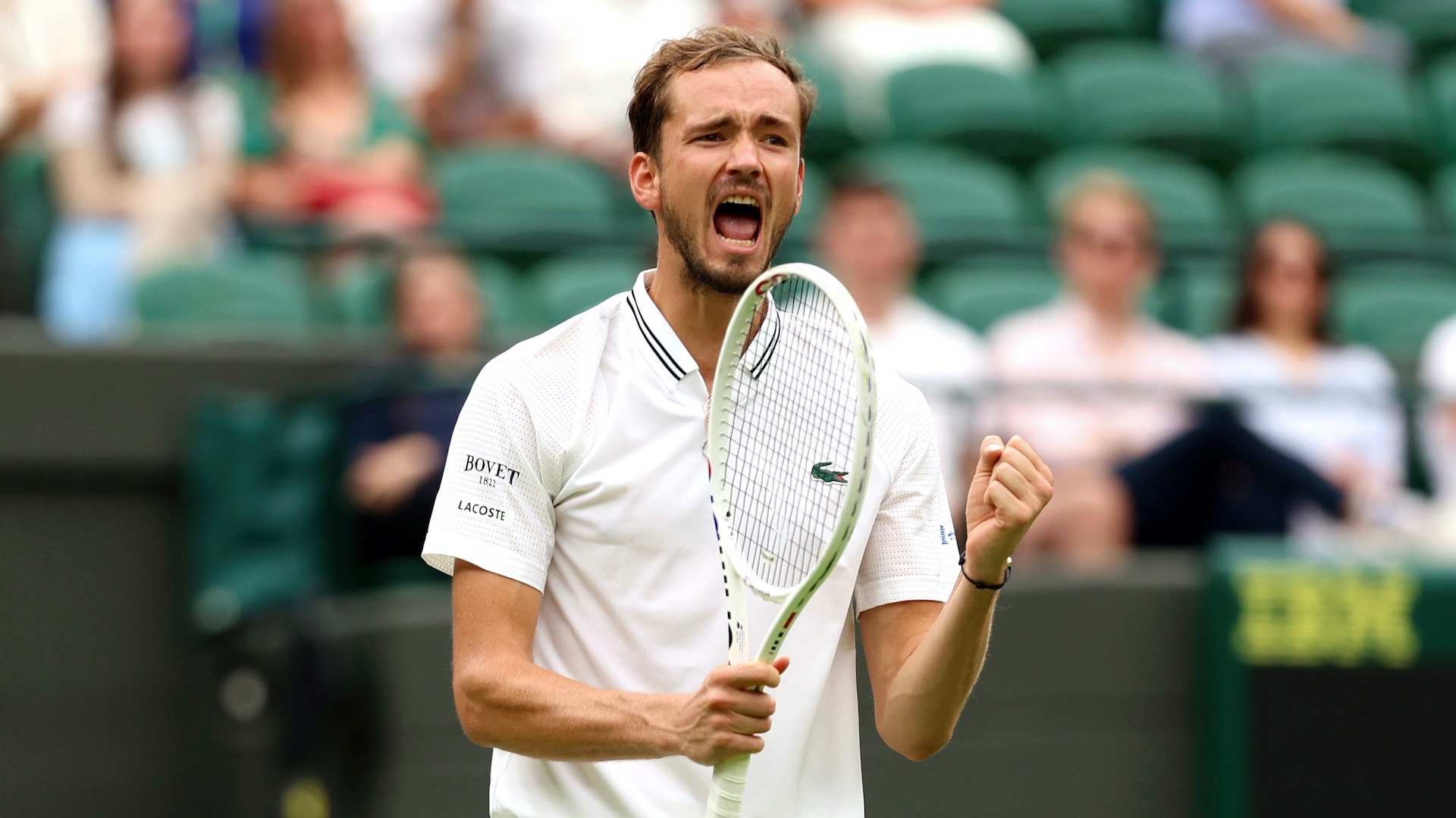 Daniil Medvedev celebra un punto ante Marton Fucsovics en la tercera ronda de Wimbledon 2023.