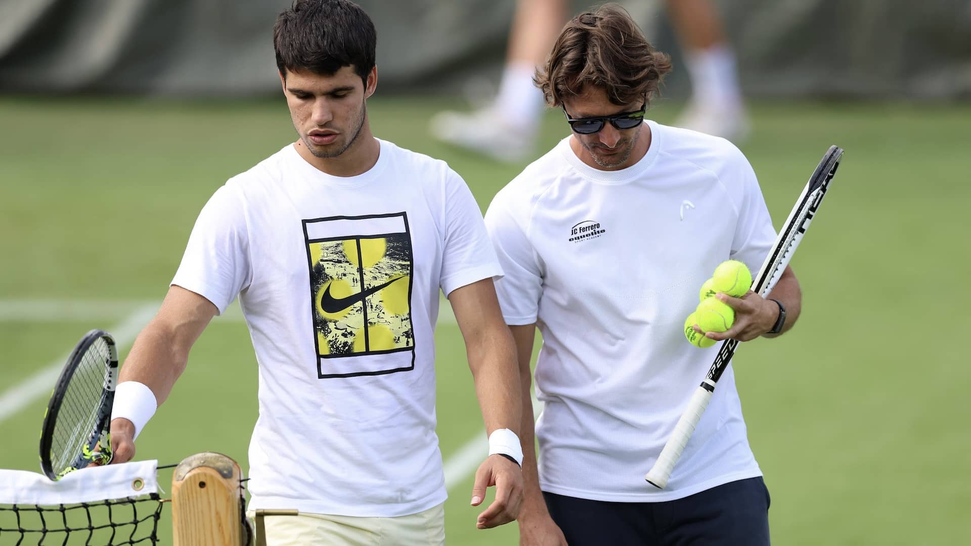 Carlos Alcaraz y Juan Carlos Ferrero durante un entrenamiento en Wimbledon.