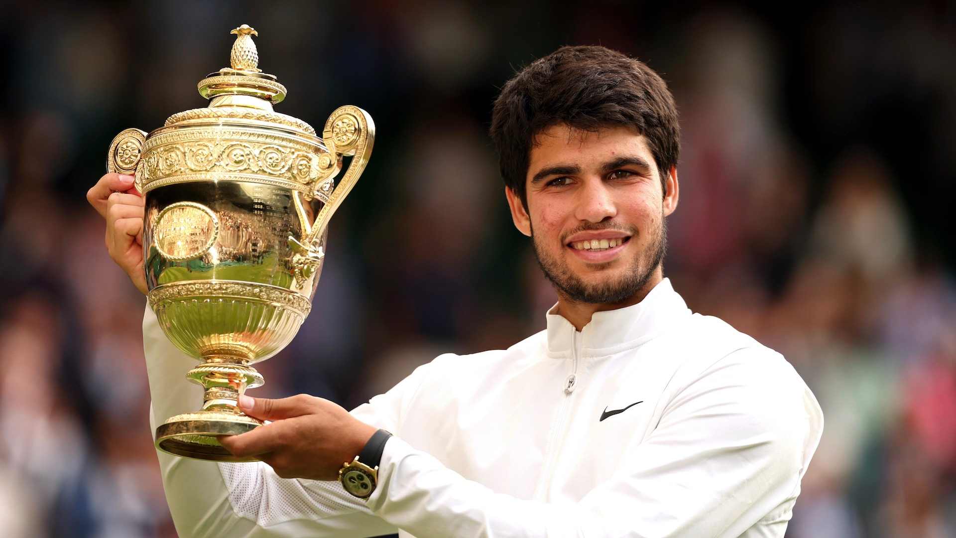 Carlos Alcaraz sostiene el trofeo de campeón de Wimbledon 2023.