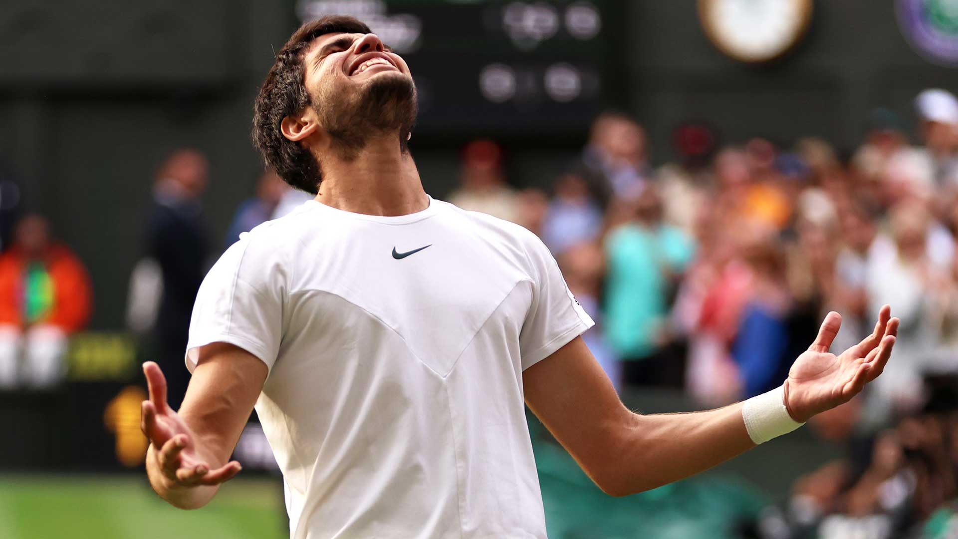 Carlos Alcaraz celebra la victoria ante Novak Djokovic tras ganar su primer título de Wimbledon el domingo.