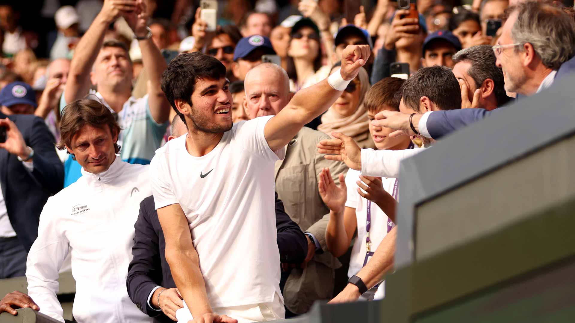 Carlos Alcaraz disfruta de su victoria en Wimbledon.