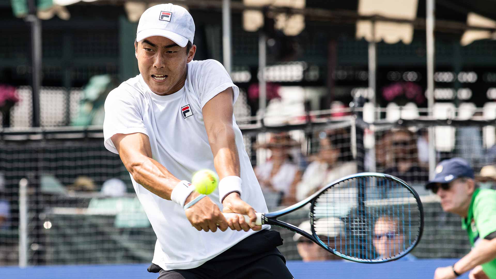 Rinky Hijikata derrota a Abdullah Shelbayh el lunes en sets corridos en Newport.