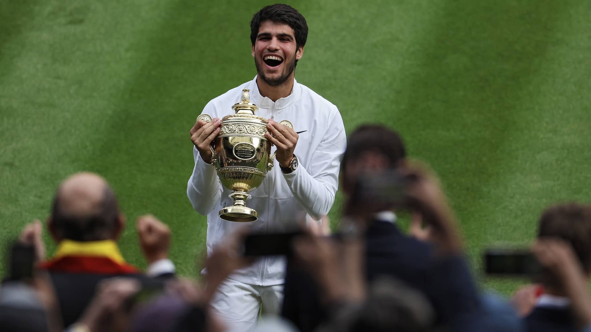 Carlos Alcaraz, celebrando con el título de Wimbledon.