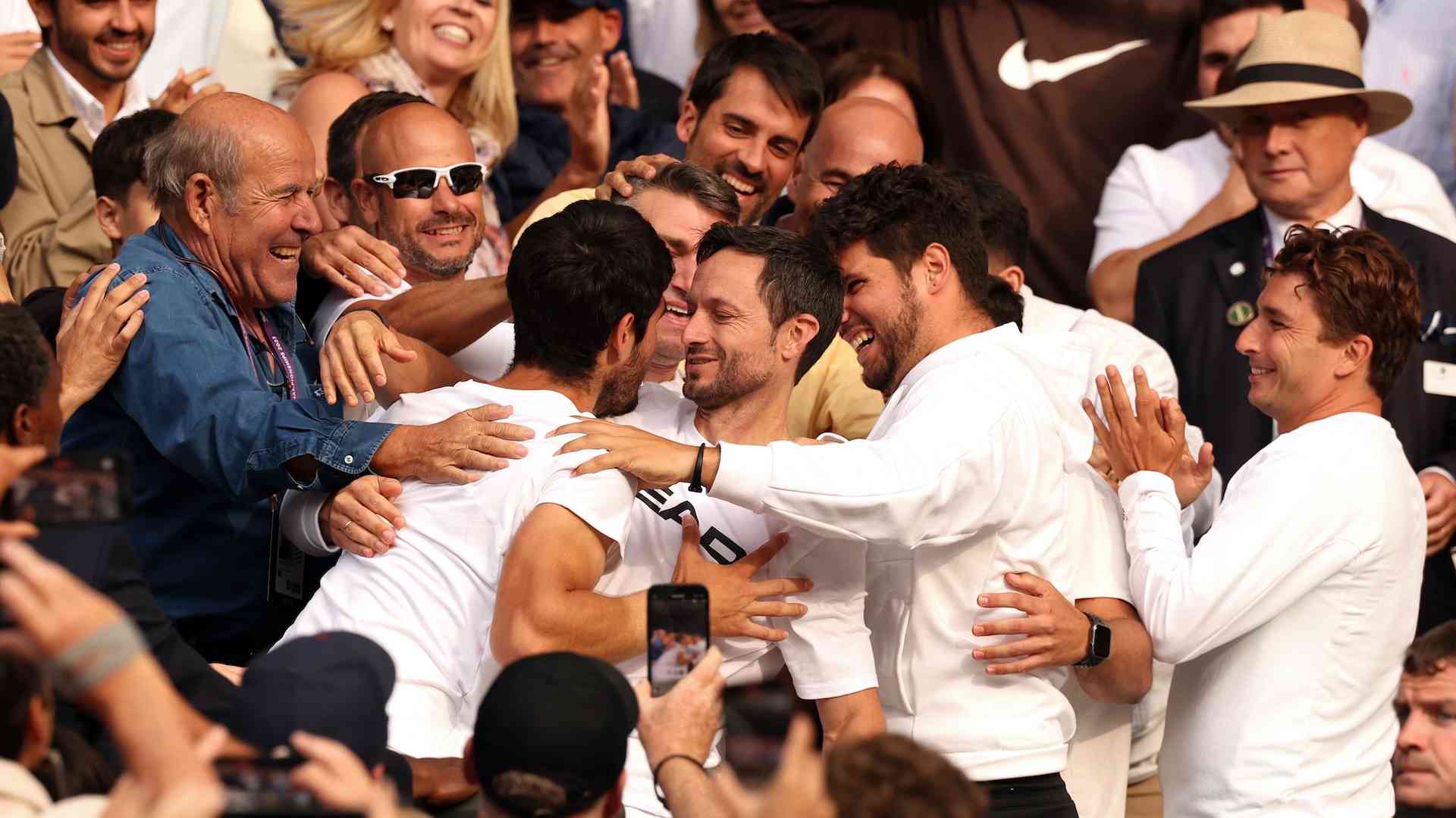 Carlos Alcaraz es felicitado por su equipo técnico y familia tras conquistar el título individual masculino en Wimbledon 2023.