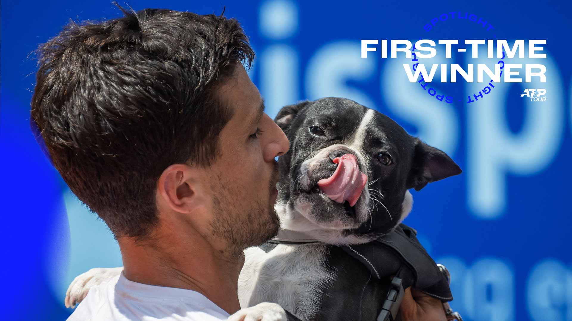 Pedro Cachín celebra con su perro Tango tras ganar el ATP 250 de Gstaad, en Suiza.