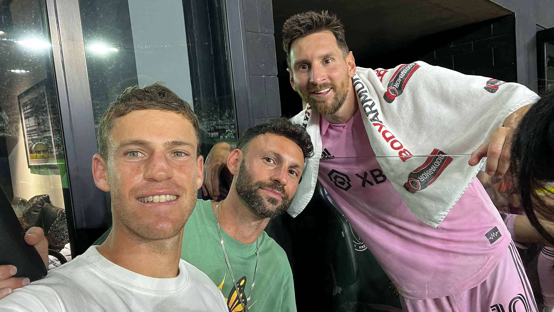 Diego Schwartzman y su hermano Matías toman una fotografía junto a Lionel Messi.