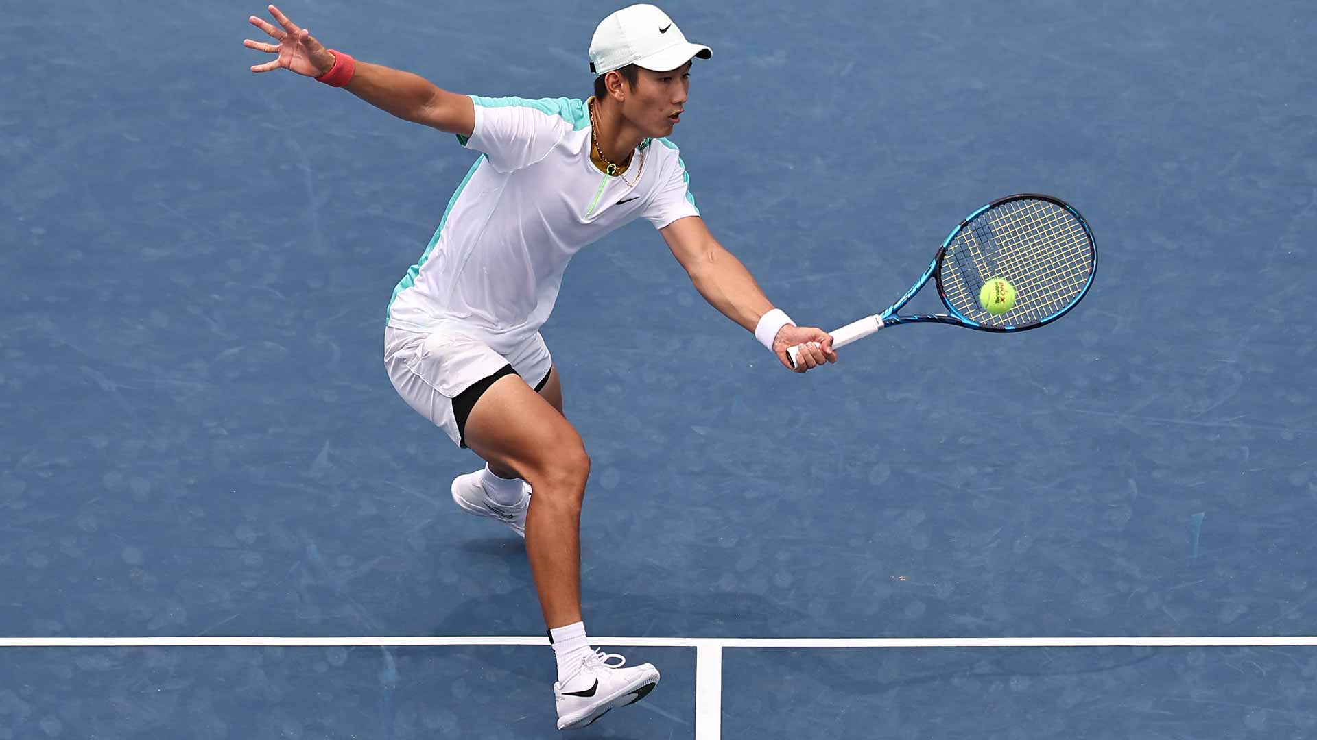 Shang Juncheng defeats Ben Shelton in three sets Tuesday in Washington.