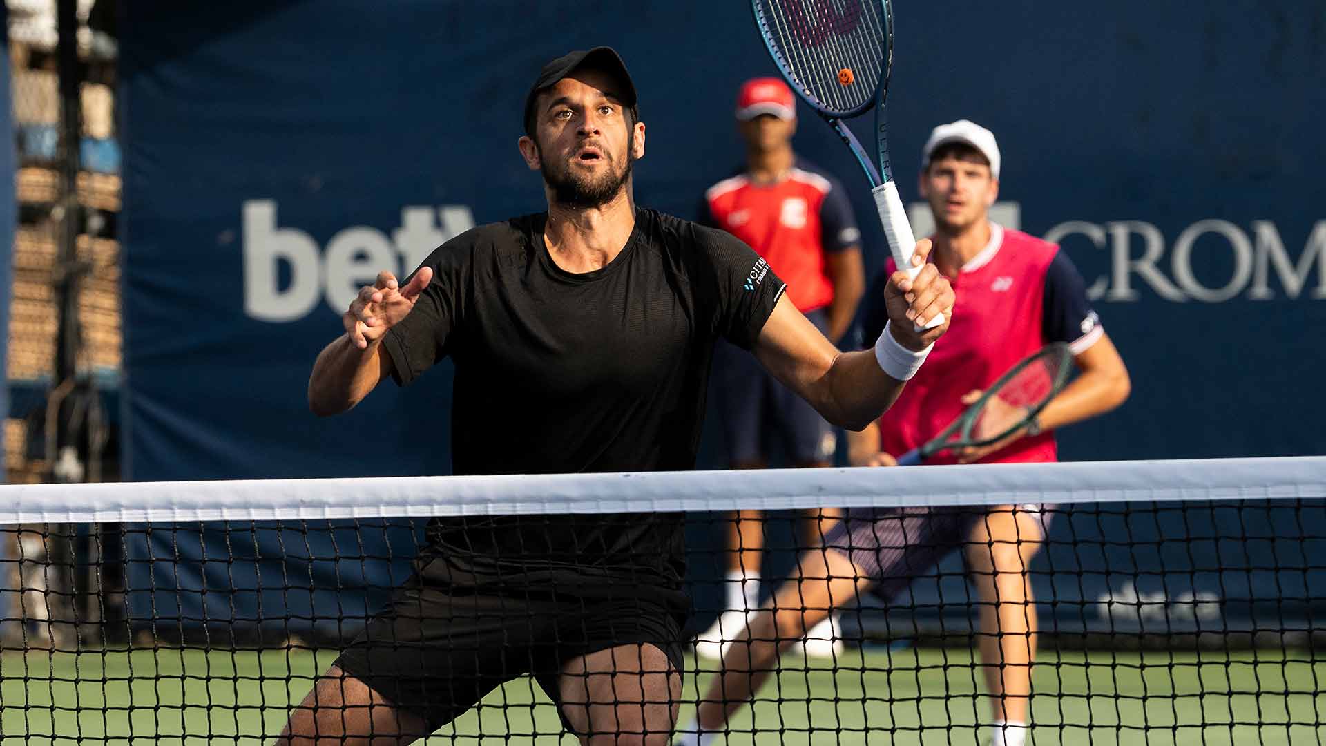 Mate Pavic and Hubert Hurkacz take out the Toronto top seeds Wednesday.