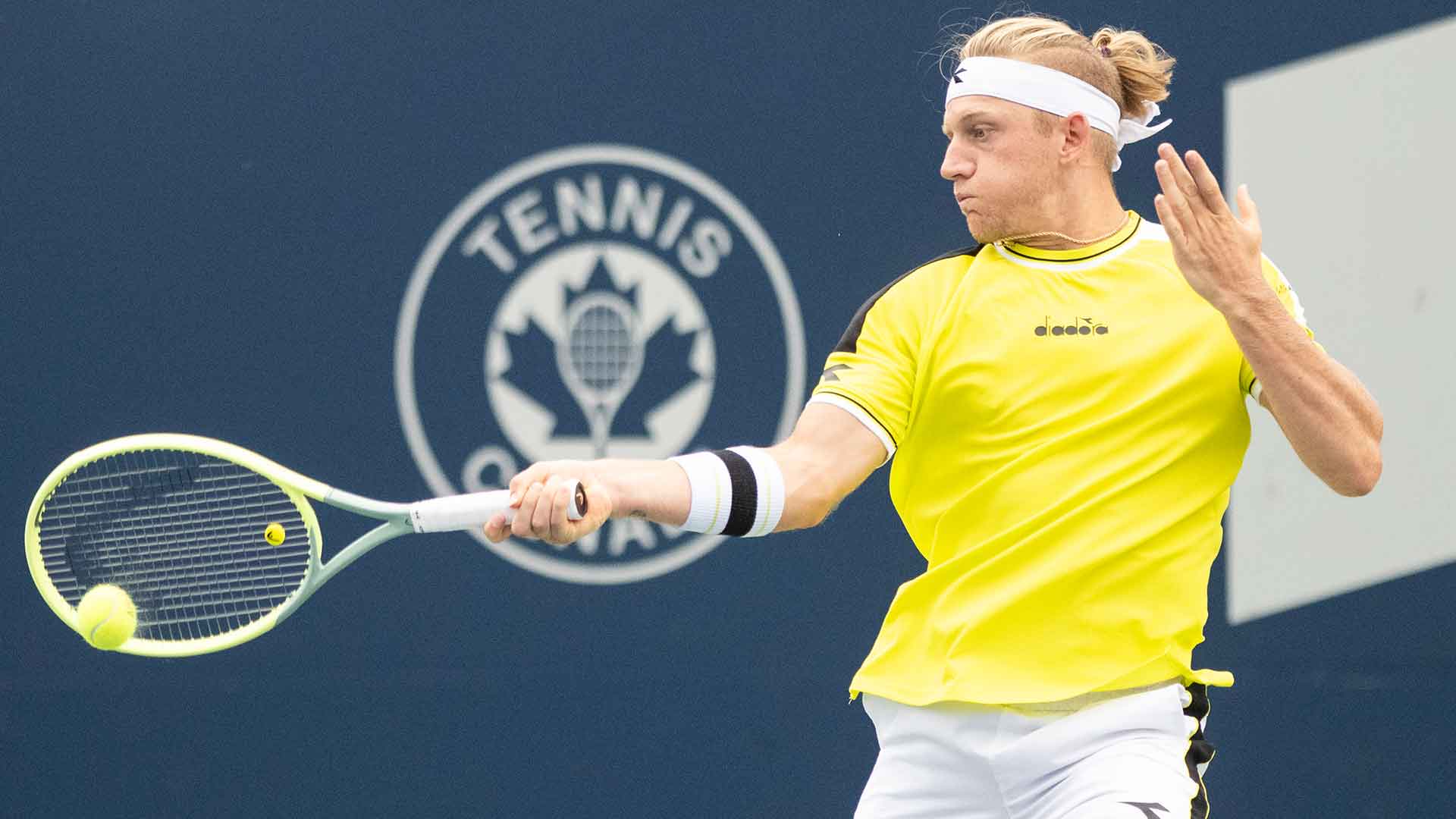 Alejandro Davidovich Fokina is leading Casper Ruud 7-6(4), 2-3 in Toronto.