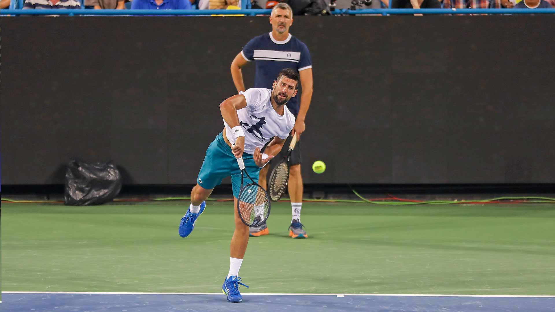 <a href='https://www.atptour.com/es/players/novak-djokovic/d643/overview'>Novak Djokovic</a> works on his serve under the watchful eye of coach <a href='https://www.atptour.com/es/players/goran-ivanisevic/i034/overview'>Goran Ivanisevic</a>.