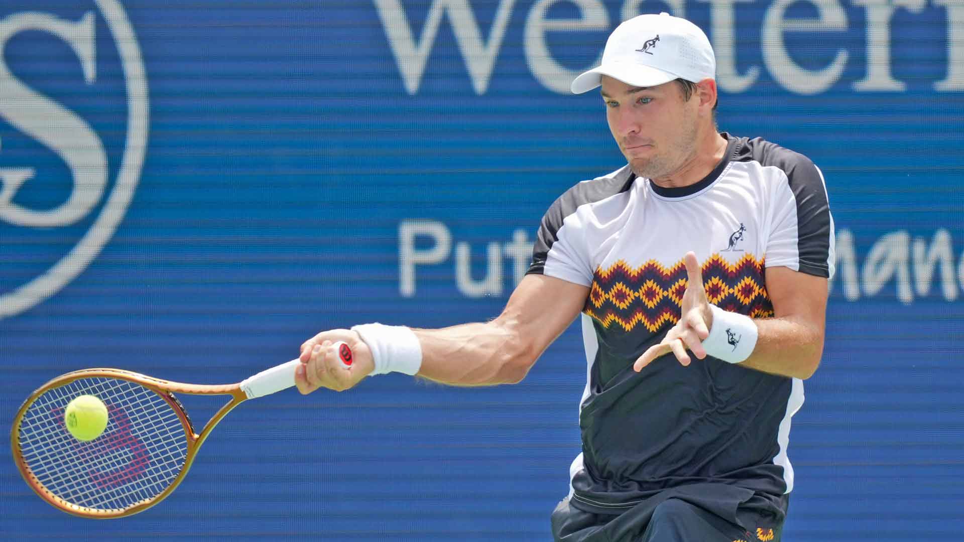 Dusan Lajovic conectó 20 golpes ganadores para vencer a Jannik Sinner el miércoles en Cincinnati.