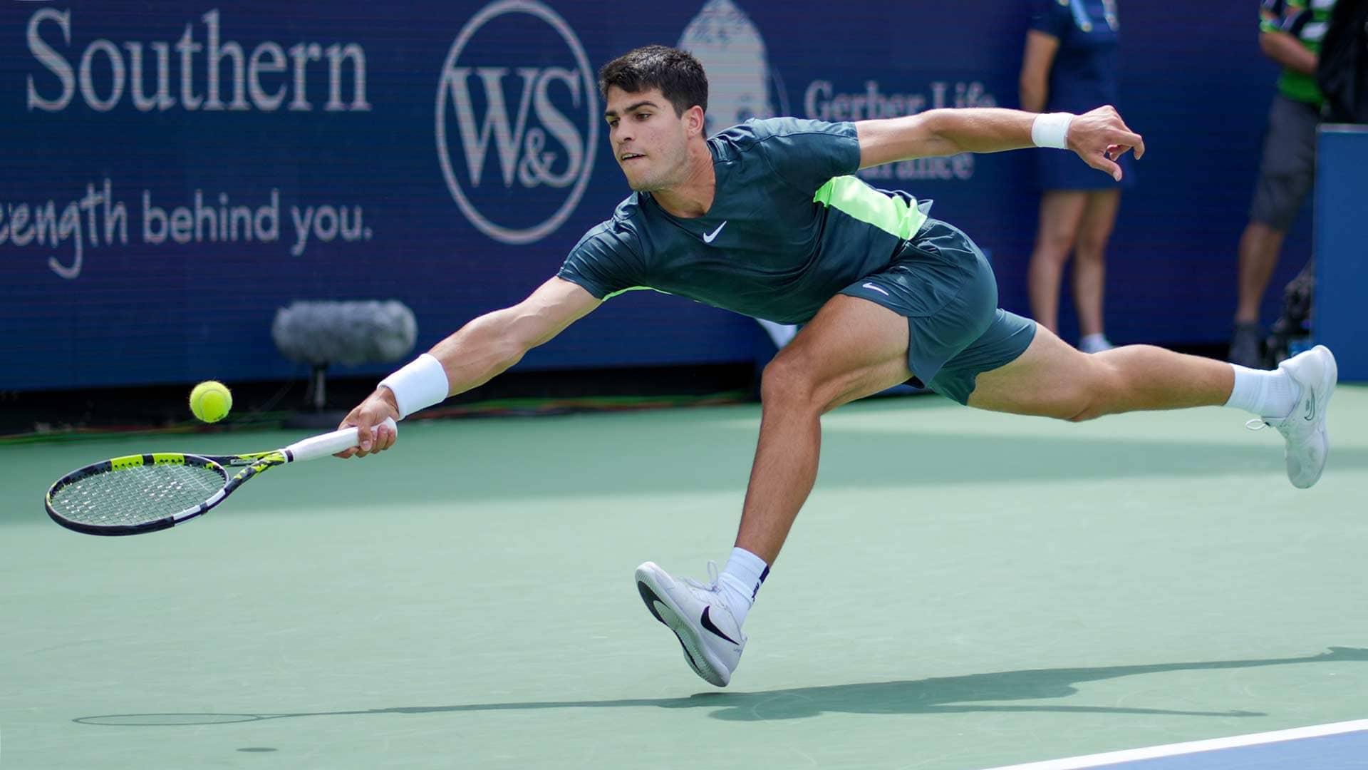 Carlos Alcaraz vuelve a la cancha este viernes en el Western & Southern Open en Cincinnati.