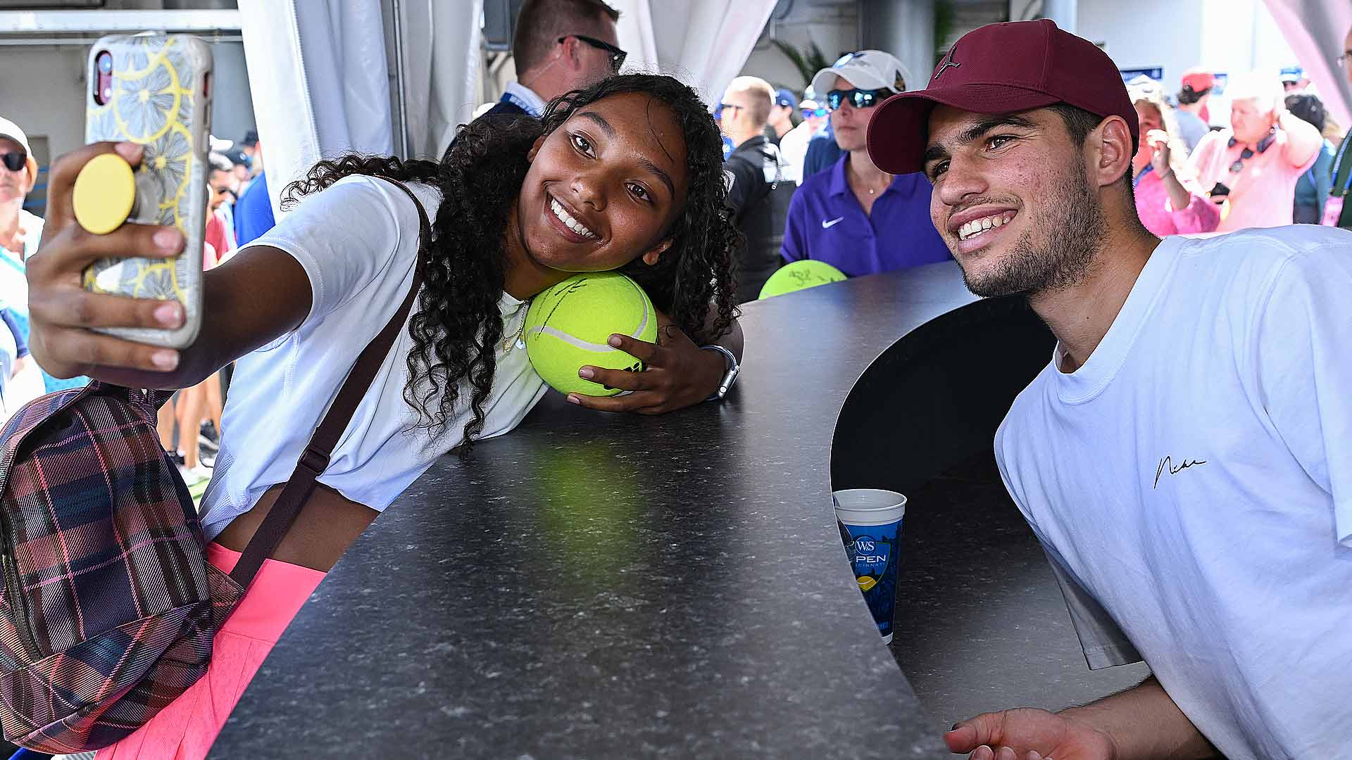Carlos Alcaraz se hace un selfie con una aficionada en Cincinnati.